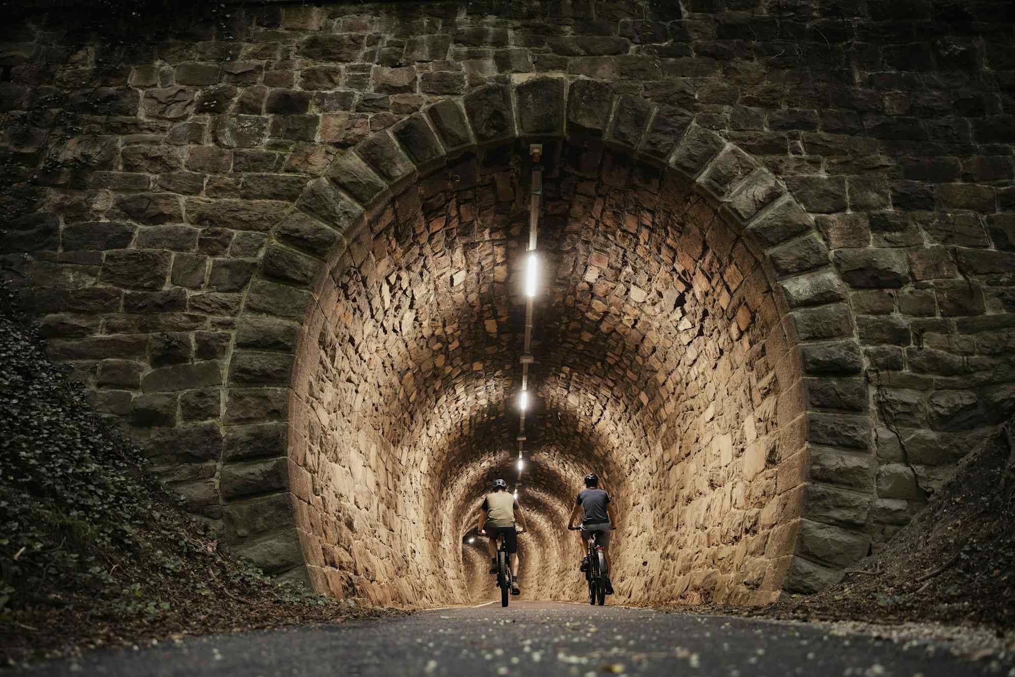 Mit dem Bike durch einen Tunnel