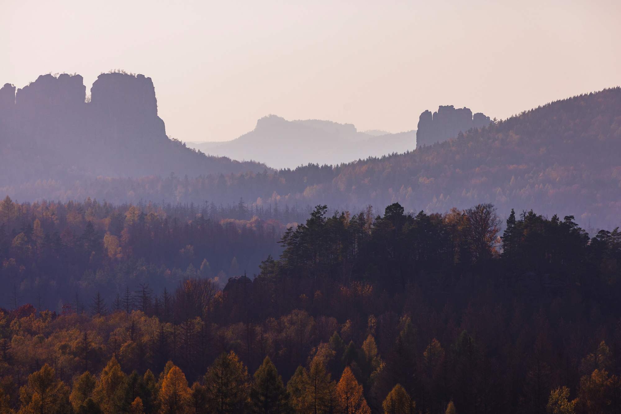 Ausblick vom Schneiderloch beim Kuhstall mit Schrammsteinen und Falkenstein