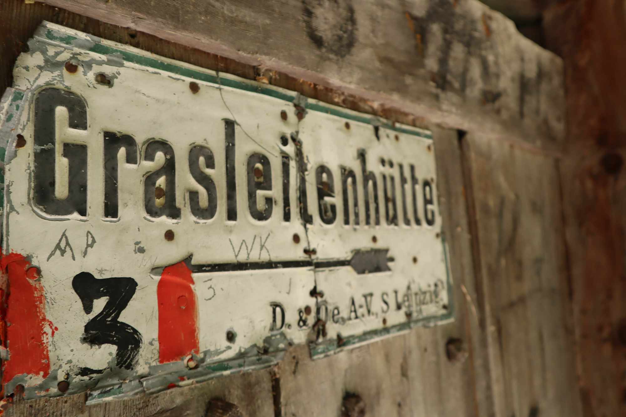 Historisches Wegschild im Tschamintal