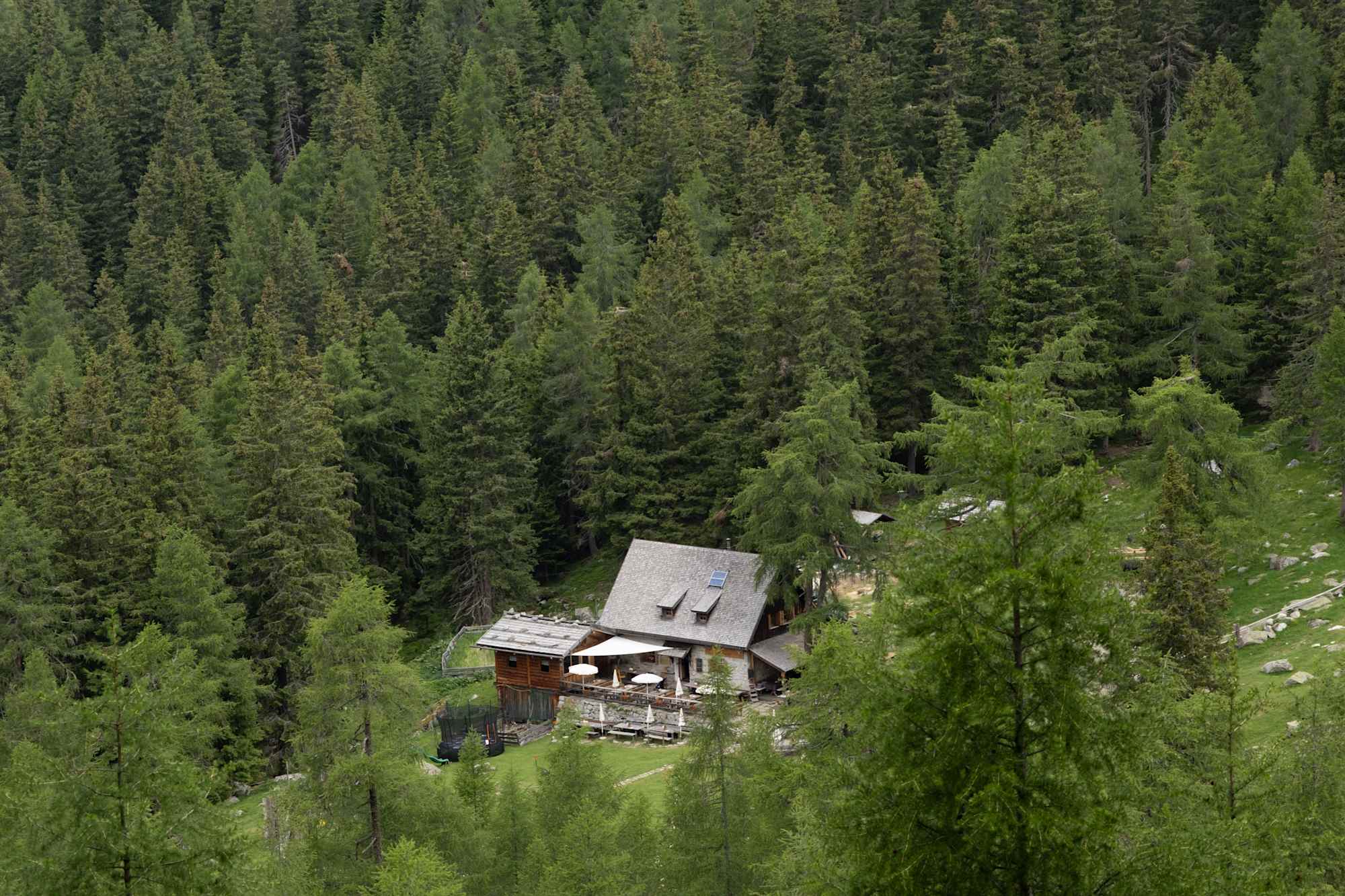 Tiefblick zur Hütte