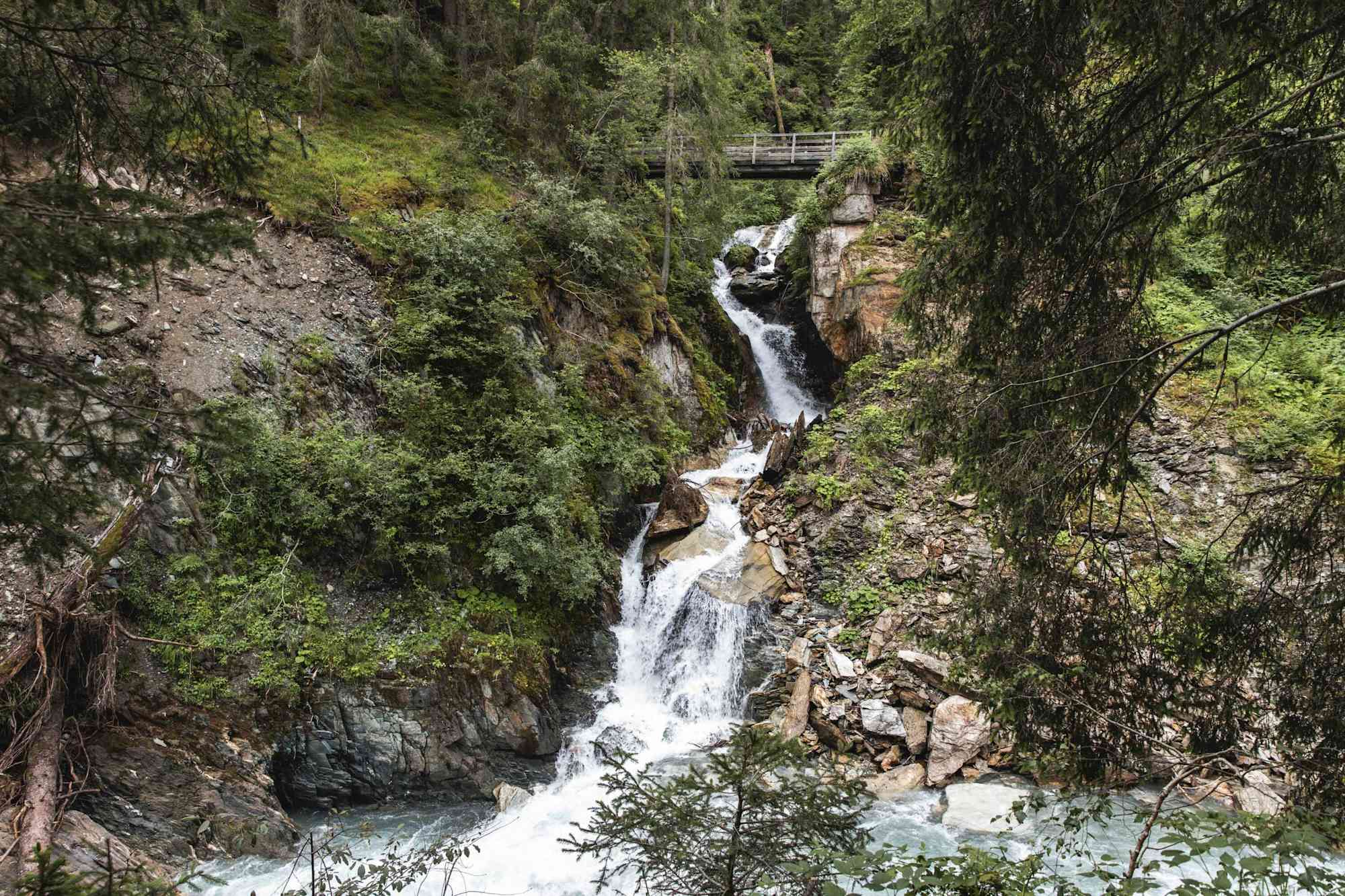 Wilde Landschaft: überall sprudeln seitlich Bäche in die Isel