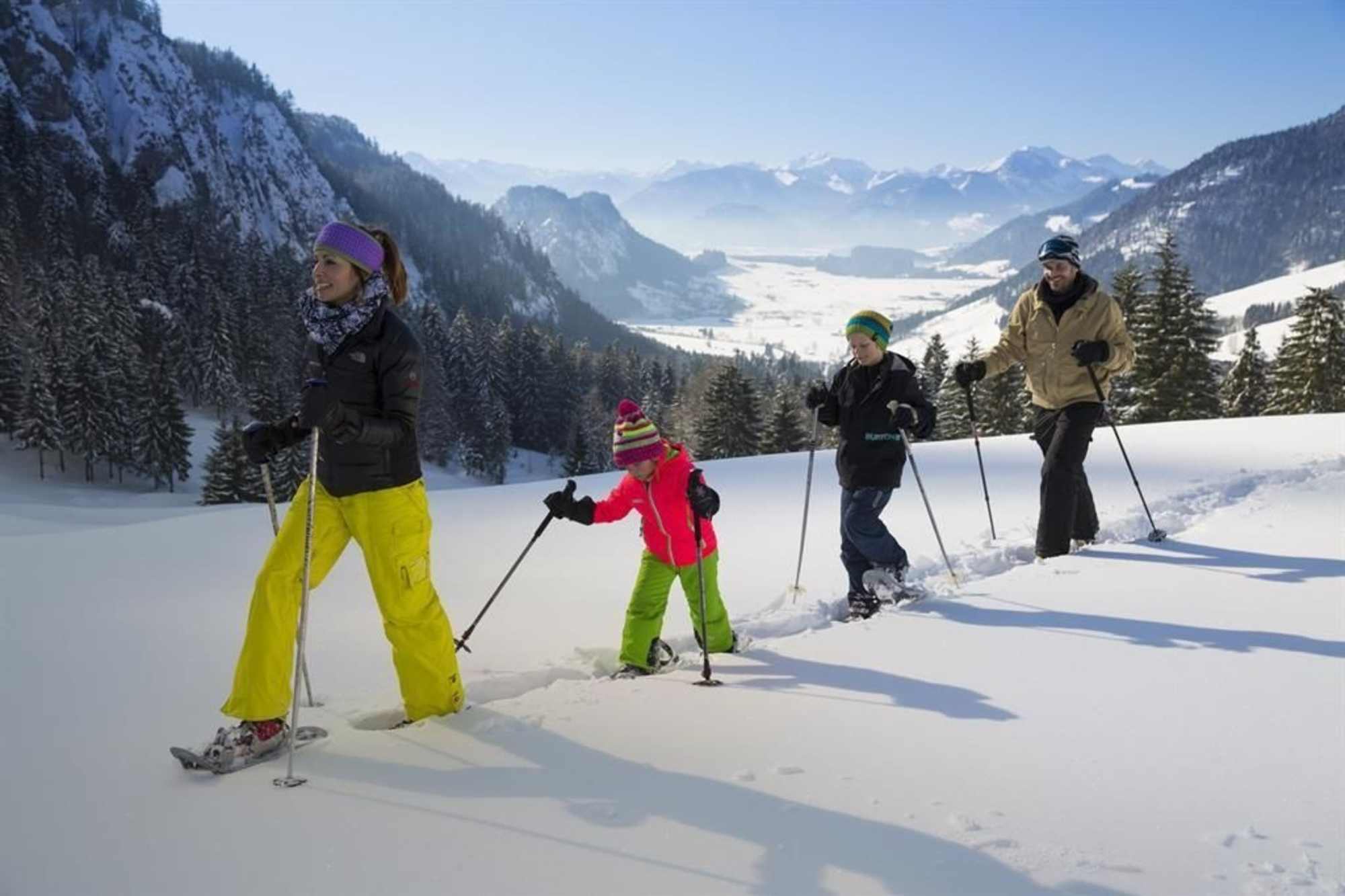 Auch Kinder können erste Versuche mit Schneeschuhen unternehmen. 
