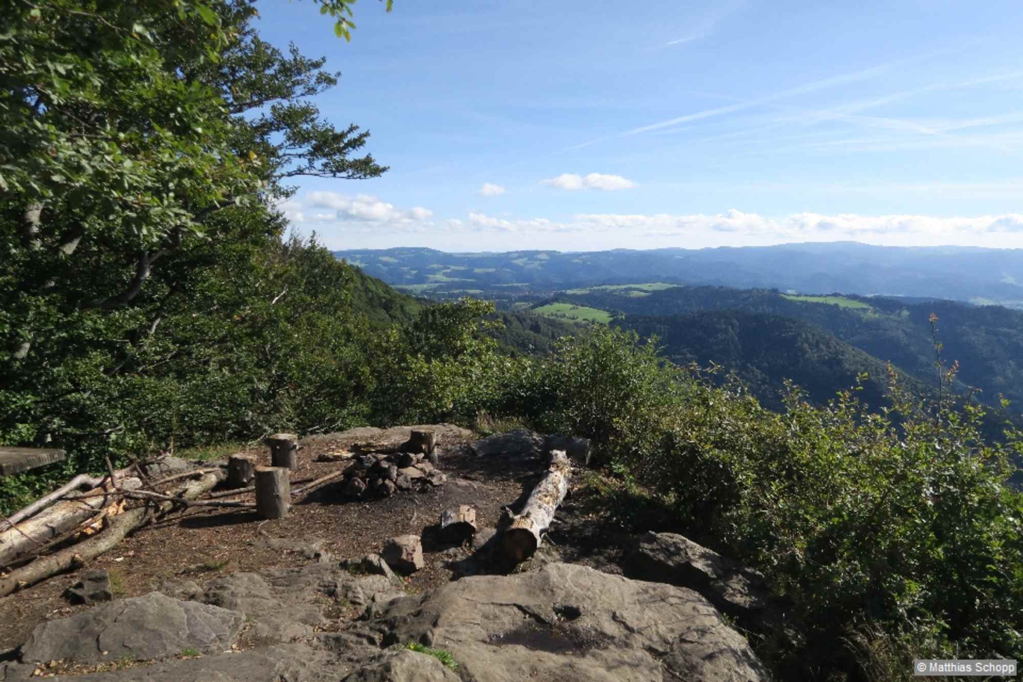 Am Kandelberg, 1.062 m, verabschieden wir uns vom Kandelhöhenweg wieder und wechseln nach rechts in den Sonnenhang des Kandel.