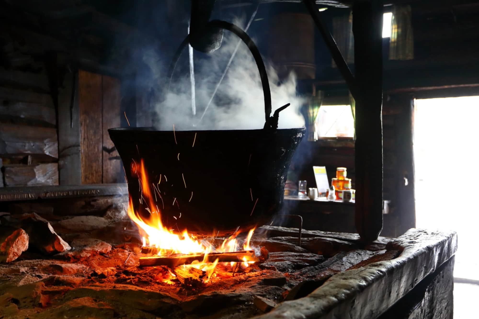 Offene Feuerstelle auf der uralten Karseggalm