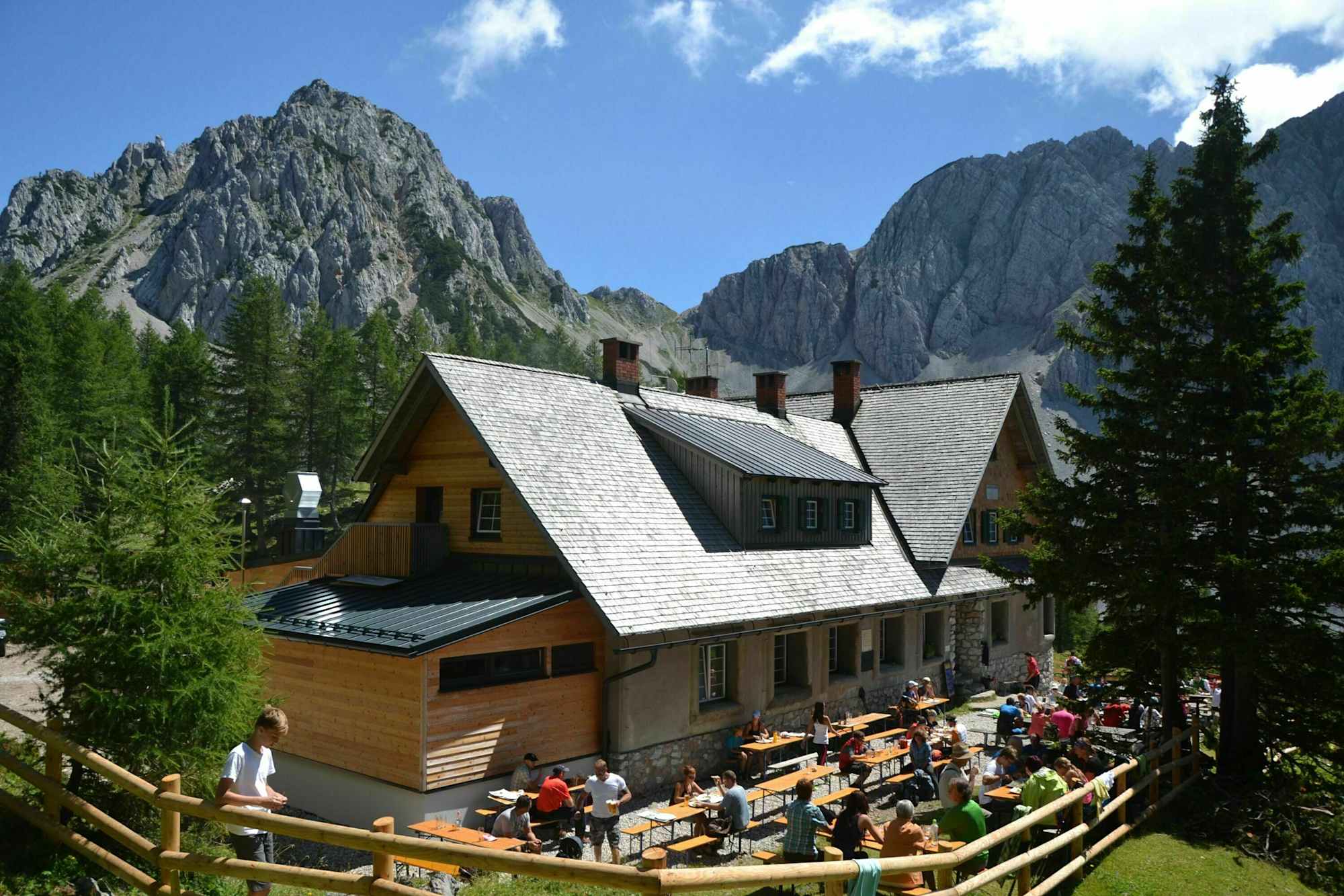 Die Klagenfurter Hütte in Mitten der herrlichen Gebirgslandschaft der Karawanken.