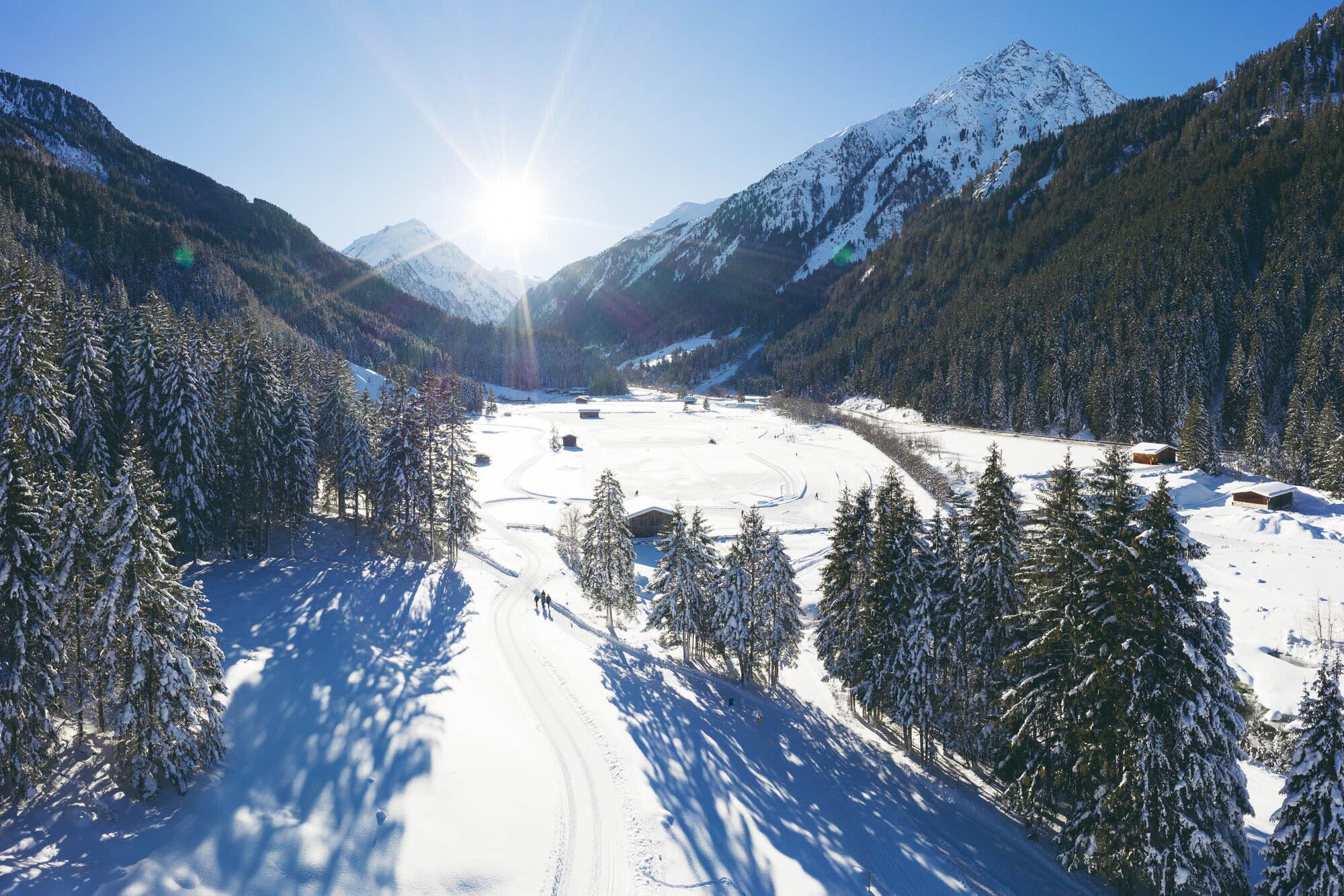 Die Loipe Falbeson am sonnigen Talboden im Stubaital in Tirol.