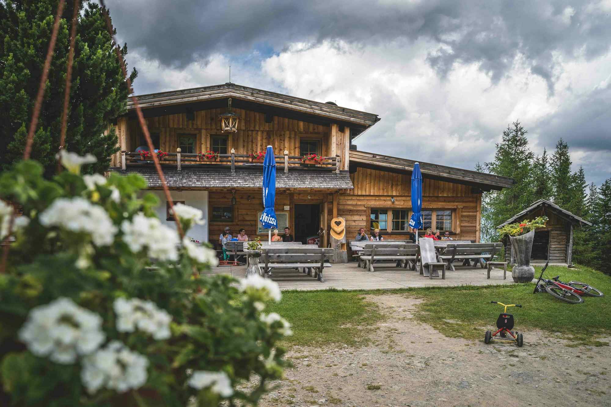 Auf der urigen Leckfeldalm am Karnischen Hauptkamm lässt es sich wunderbar einkehren. 