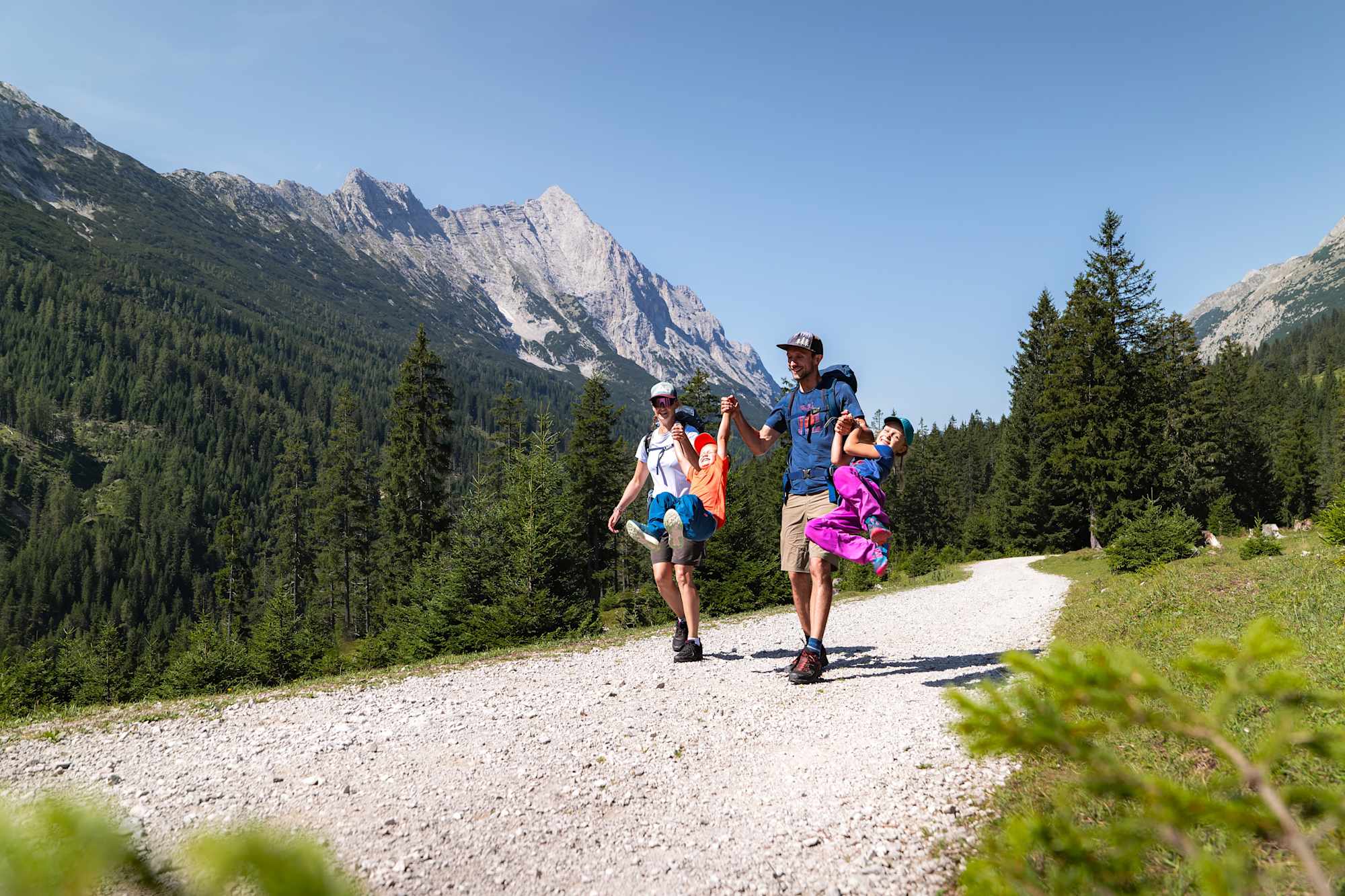 Familienwanderung im Gaistal: Familie spielt Engelchen