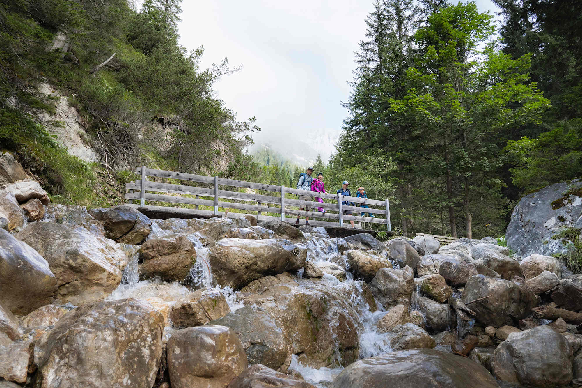 Familienwanderung im Gaistal: Familie auf Brücke