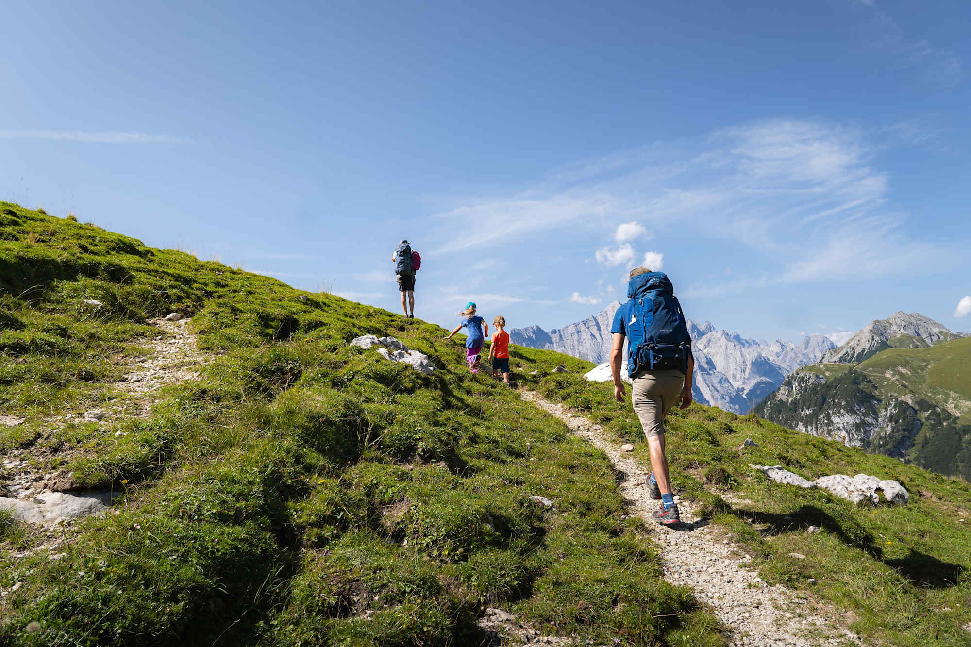 Familienwanderung im Gaistal: Familie läuft auf schmalem Steig