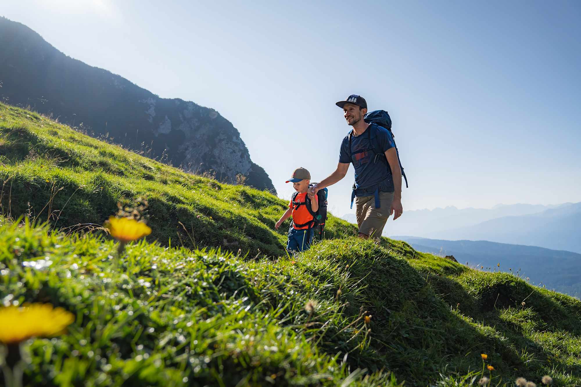 Familienwanderung im Gaistal: Vater und Sohn auf schmalem Weg