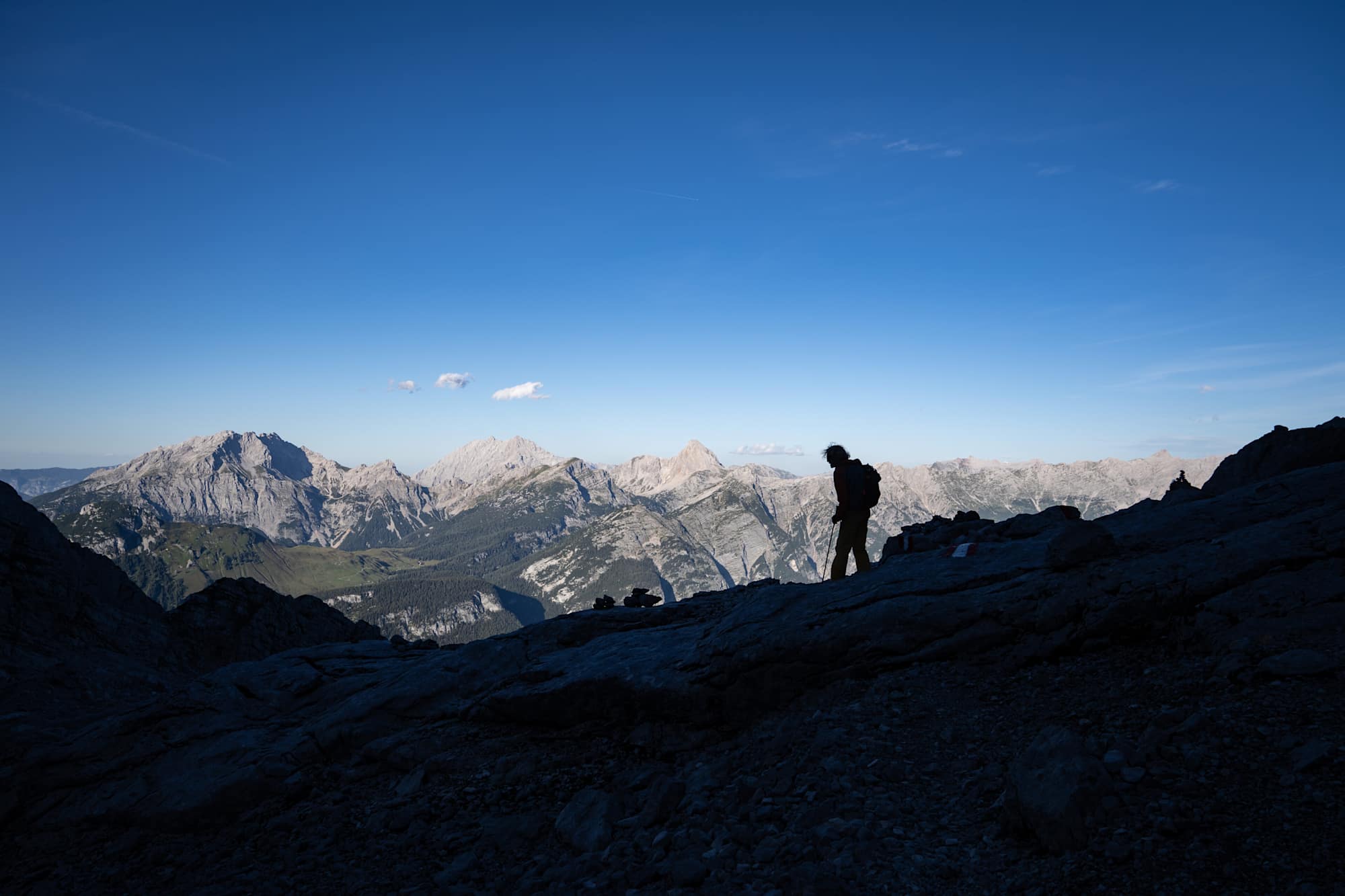 Die Sonne steht schon tief und scheint noch auf Reiteralpe, Hochkalter und Watzmann