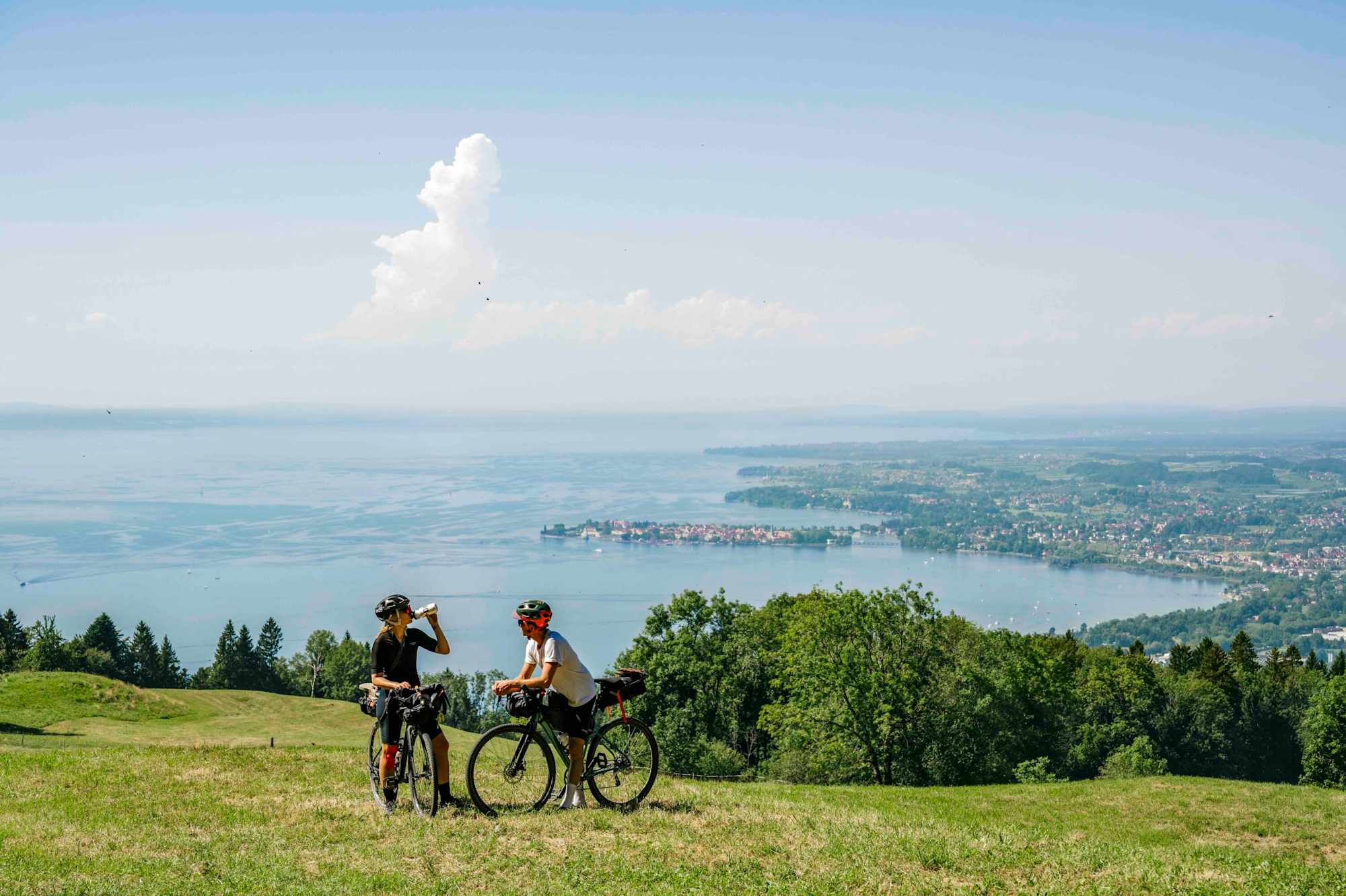 Vom Pfänder blickt man hinunter auf die Weite des Bodensees