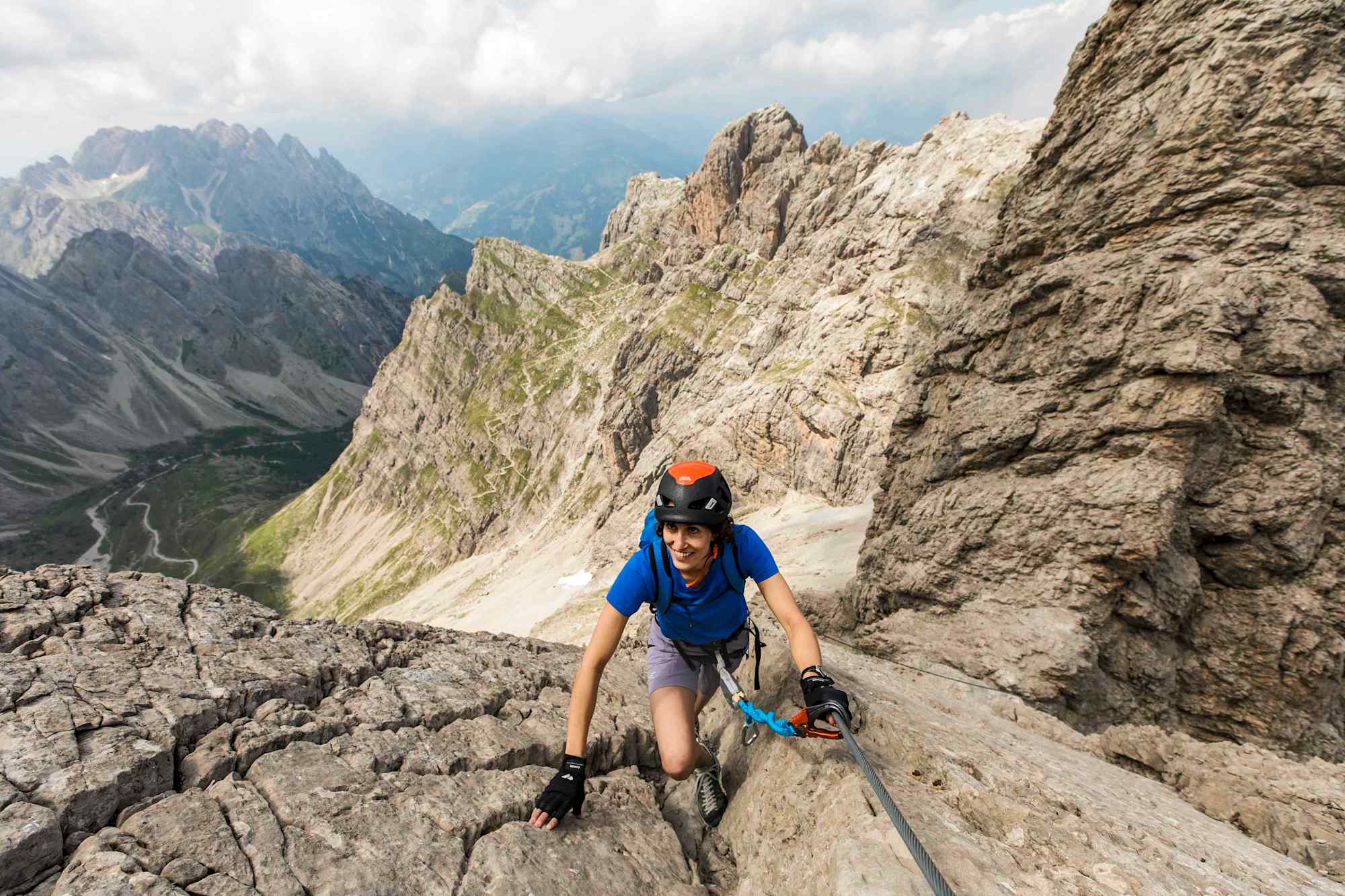 Panorama-Klettersteig Lienzer Dolomiten. Hinauf zur Großen Sandspitze, dem höchsten Punkt des Steigs.