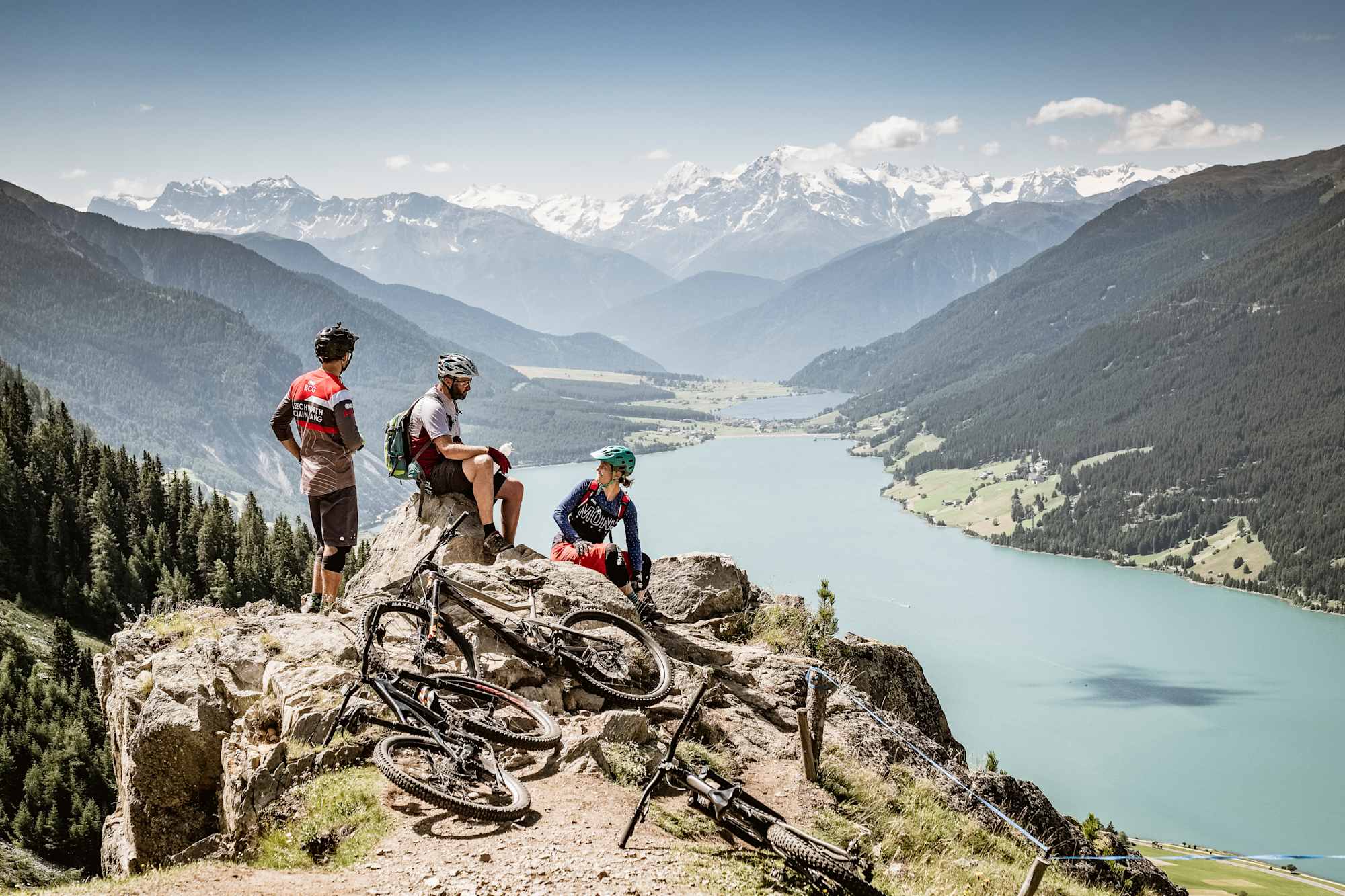 Mountainbiken im Dreiländereck zwischen dem Tiroler Nauders, dem Südtiroler Reschensee und dem Schweizer Engadin