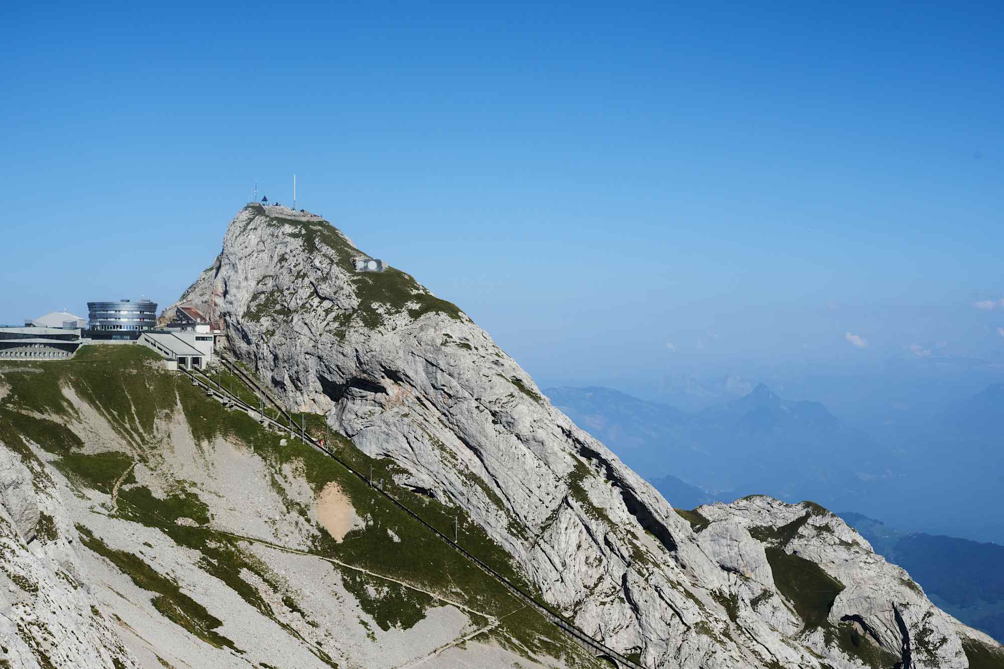Hotel Pilatus-Kulm und Hotel Bellevue Kriens im Grenzbereich der Kantone Luzern im Westen und Nidwalden und Obwalden