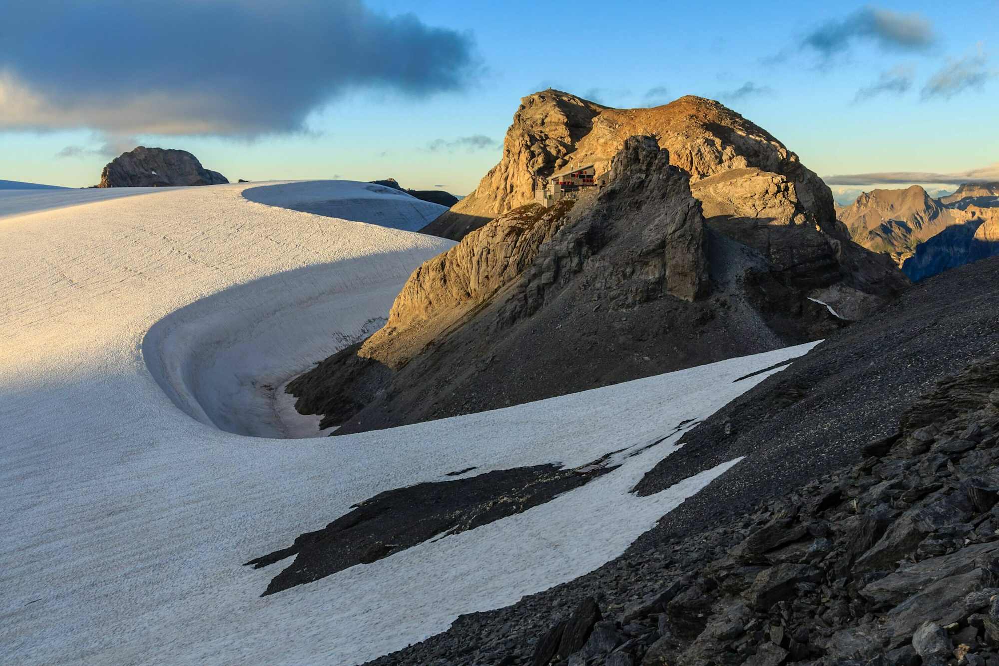 Die Planurahütte im weichen Sonnenlicht 