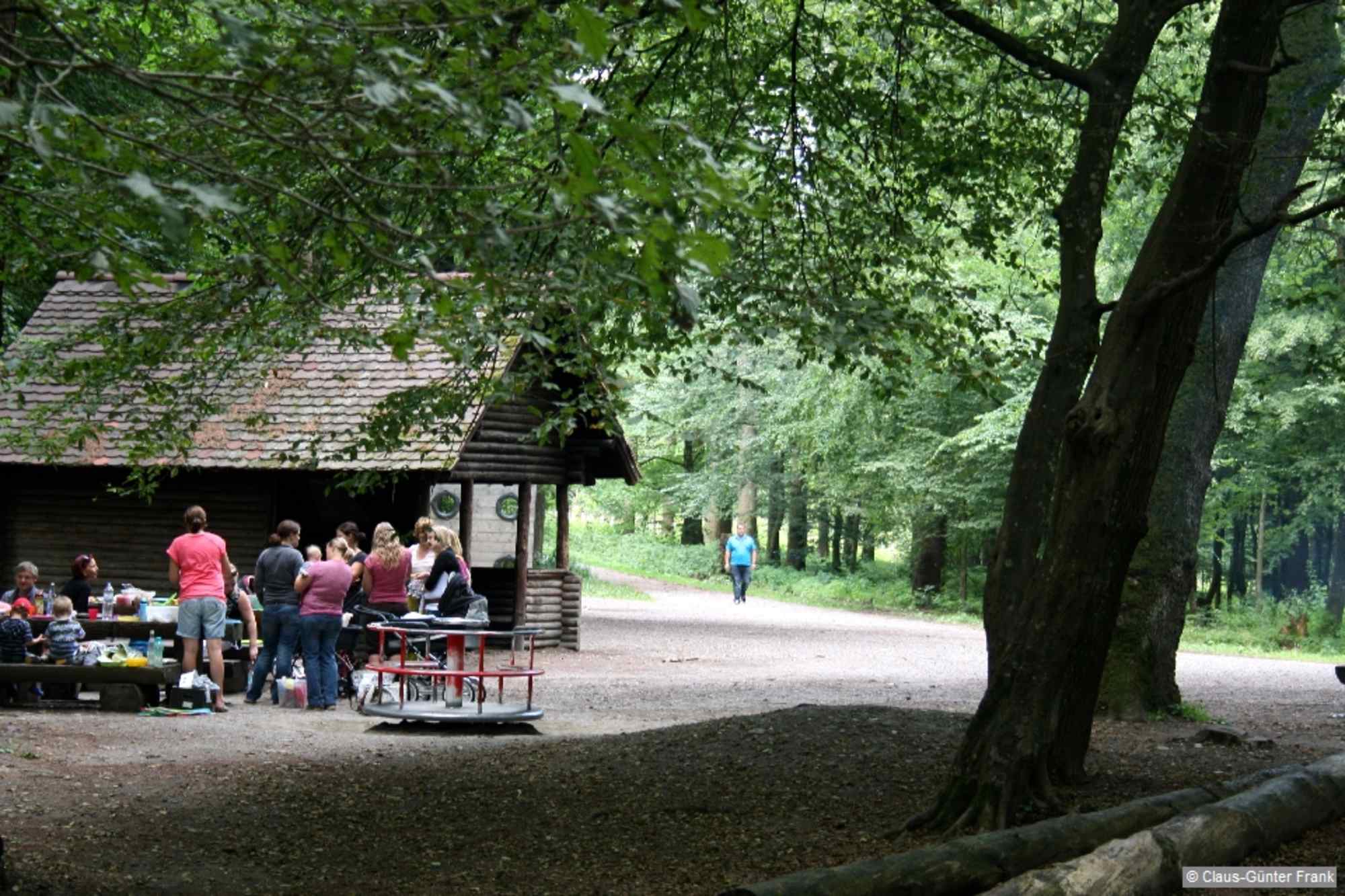 Picknick- und Spielplatz im Wald