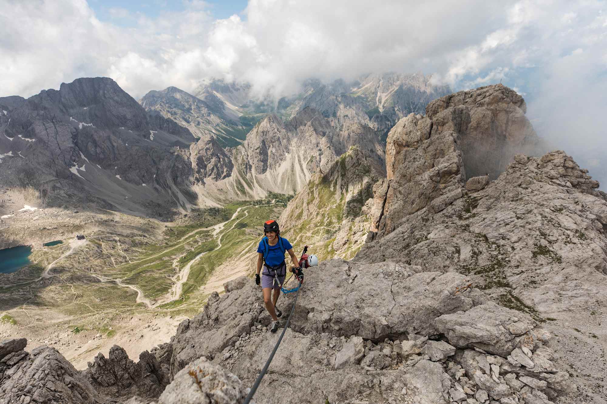 Panorama-Klettersteig mit Blick auf die Karlsbader Hütte und den Laserzsee