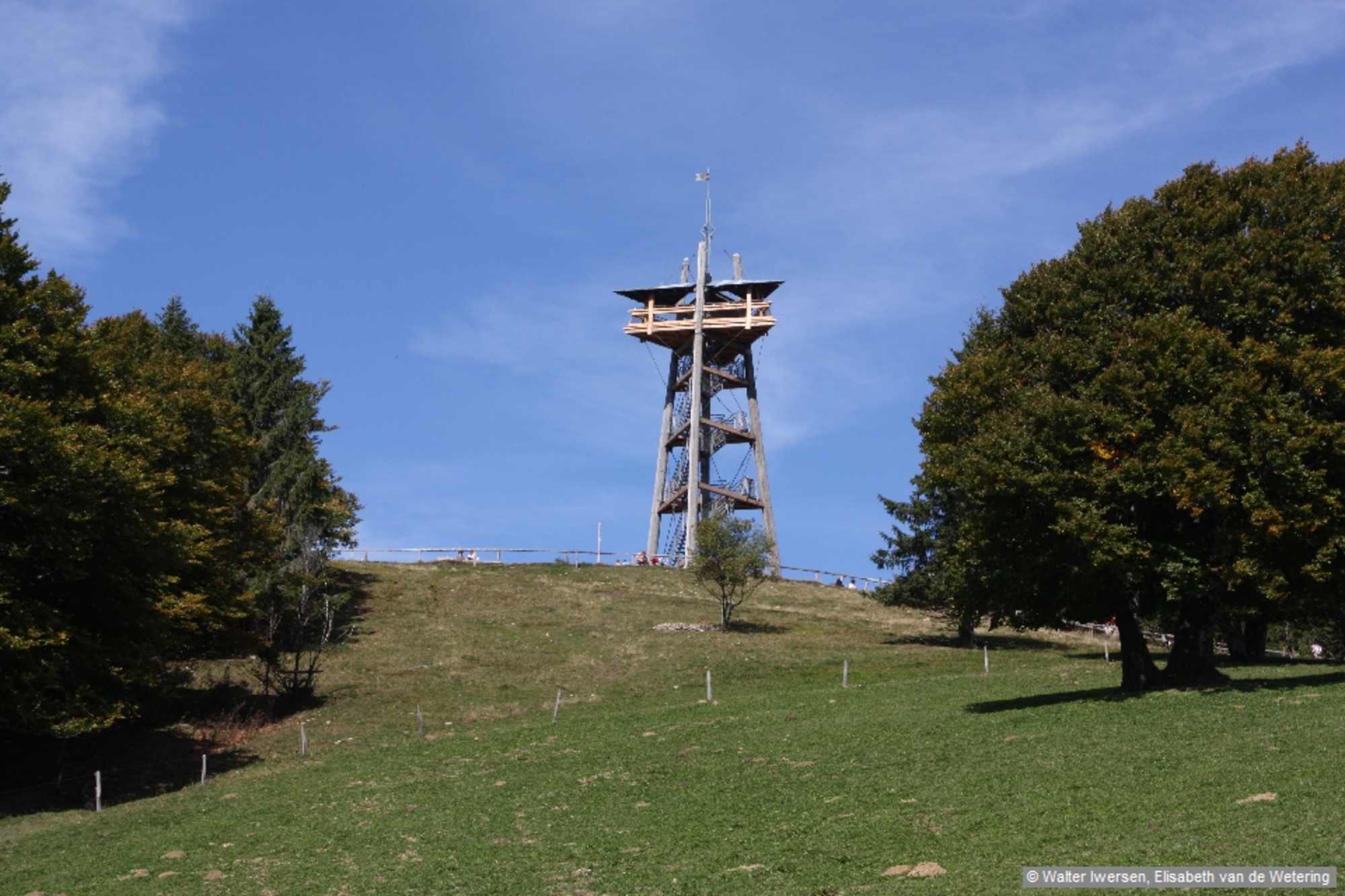 Bevor wir uns auf den Abstieg nach Freiburg einrichten, noch kurz ein Abstecher von der Bergstation zum Schauinslandgipfel.