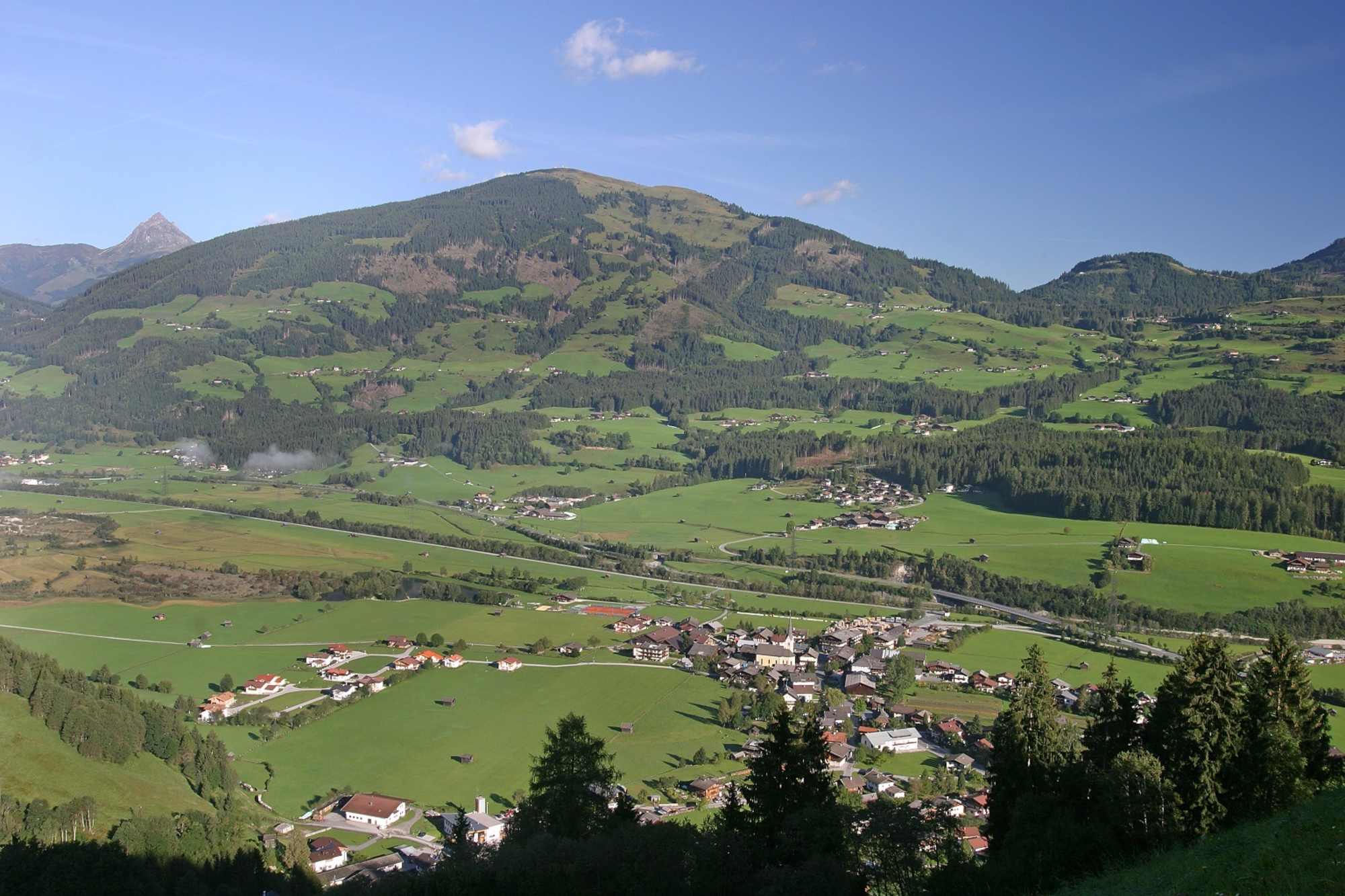 Schöner Ausblick auf die Kitzbüheler Alpen, hinten links ist der Große Rettenstein im Bild