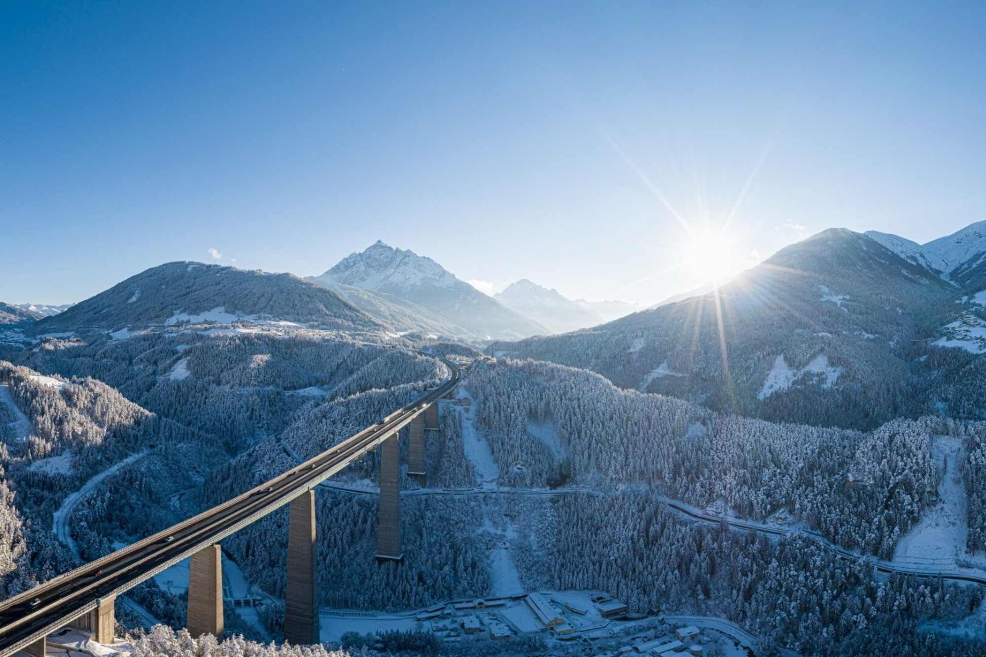Die Aussichtswarte in Schönberg bietet einen fantastischen Blick auf die Eurpabrücke.