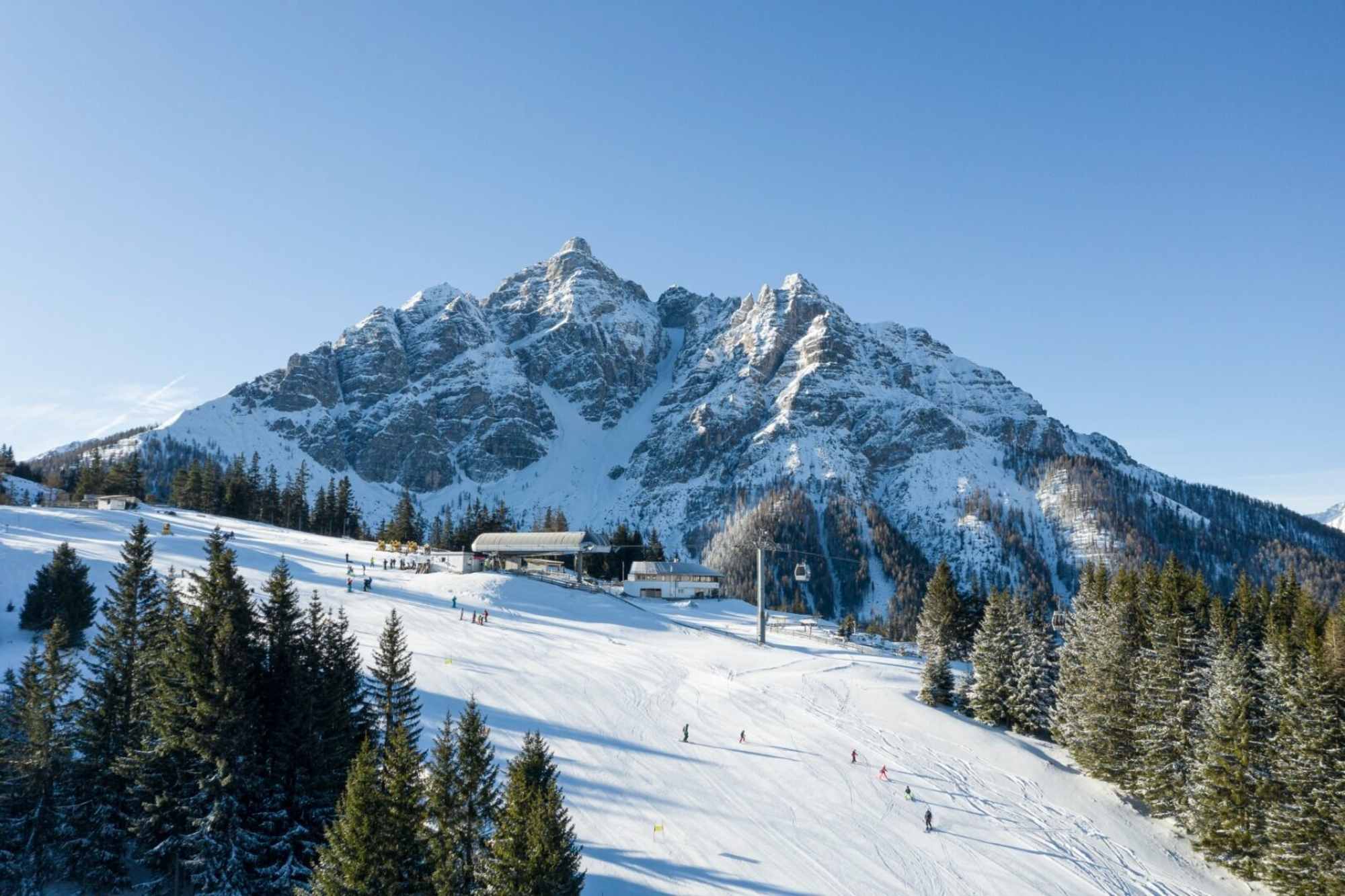 Serlesbahnen vor der markanten Serles im Stubaital