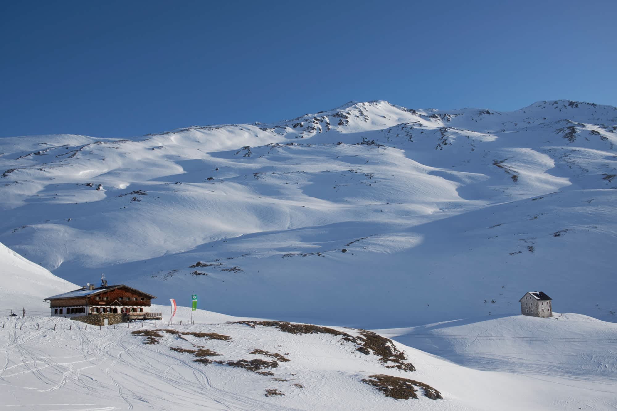 Die Sesvennahütte ist ein perfektes Basislager für Skitourengeher. Hinten die Rasass-Spitze (2.941 m) zum Eingehen.