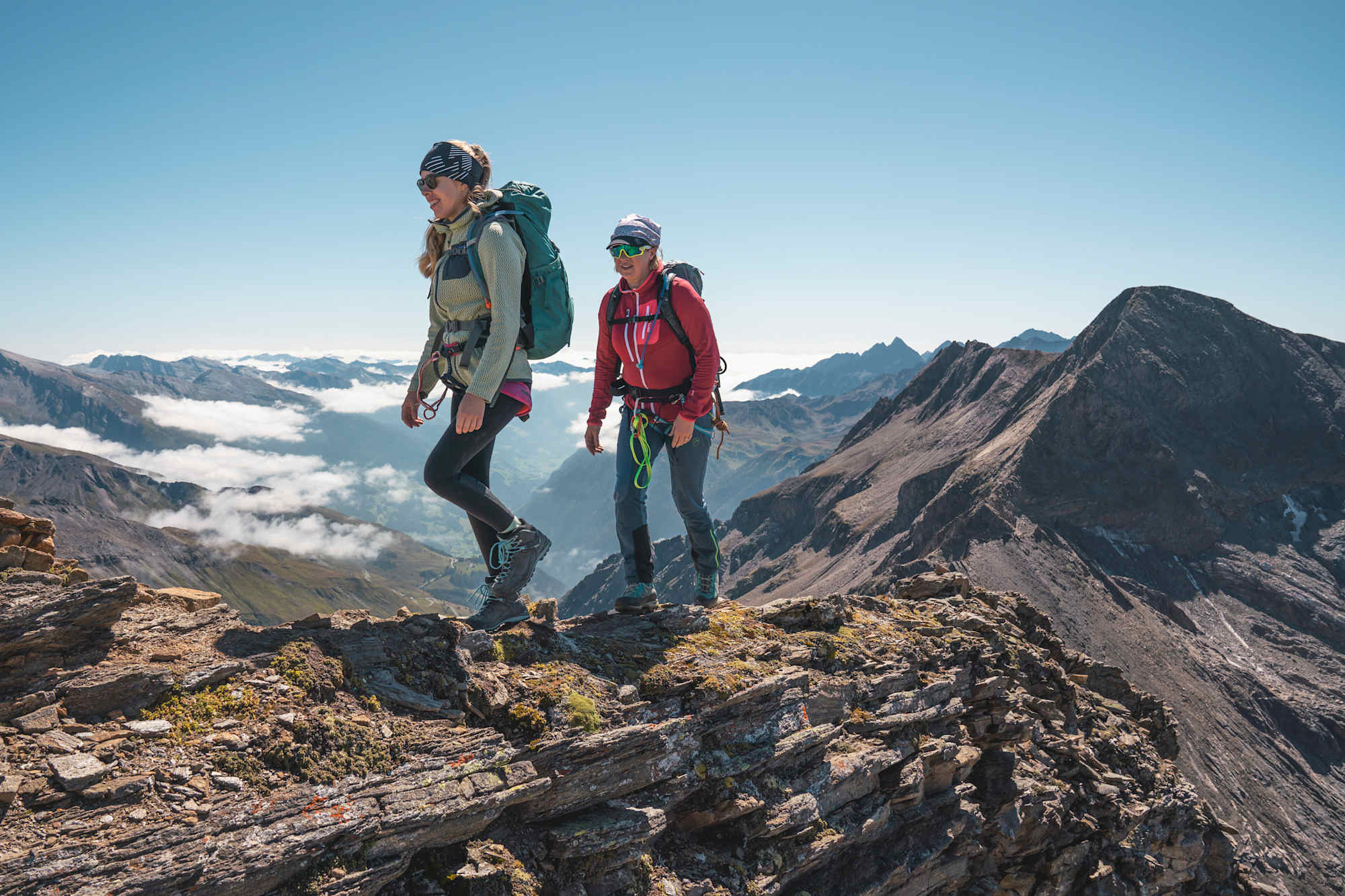 Am Spielmann-Grat mit Blick Richtung Süden ins Mölltal. Rechts der Gipfel der Racherin, dahinter die Schobergruppe.
