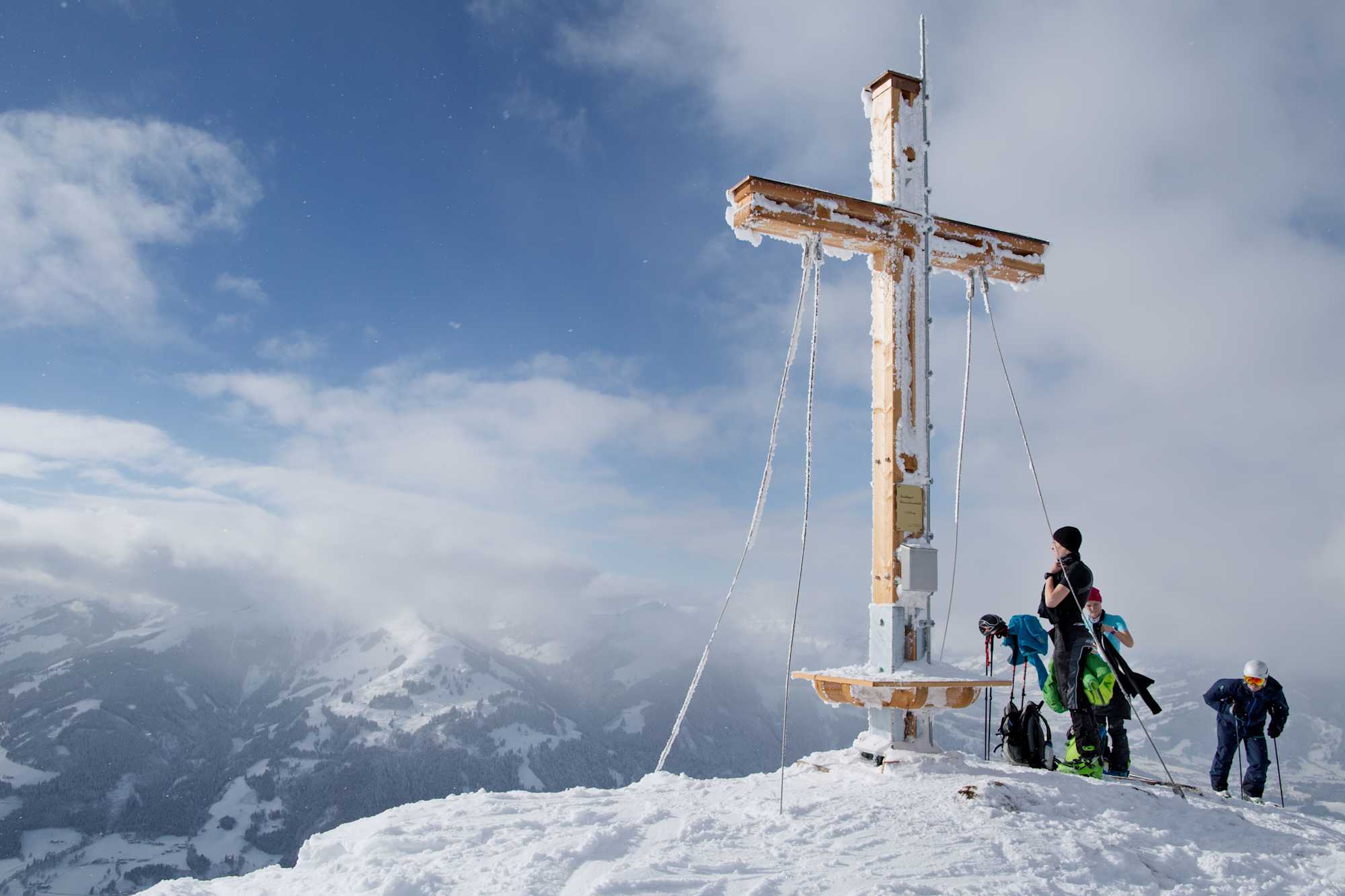 Gipfelkreuz am Stuckkogel bei Kitzbühel, Blick Richtung Hahnenkamm