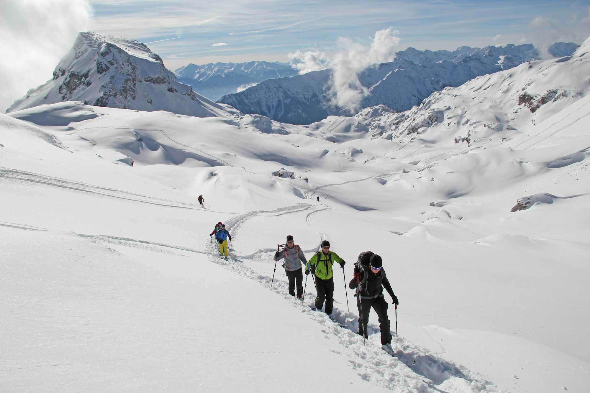 Tourengruppe unterwegs in Richtung Rofanspitze