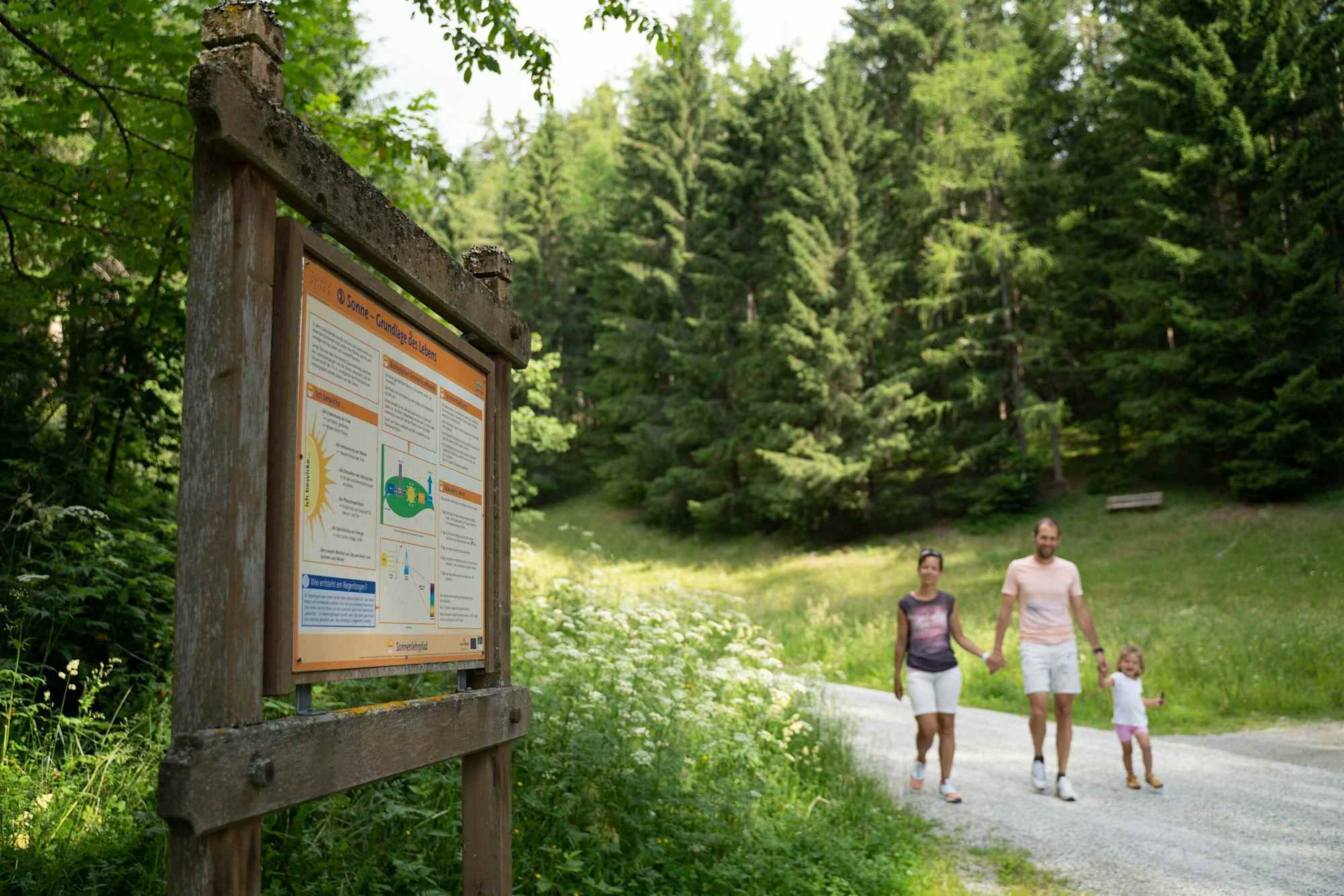 Der Sonnenlehrweg bei Mariapfarr ist kinderwagentauglich