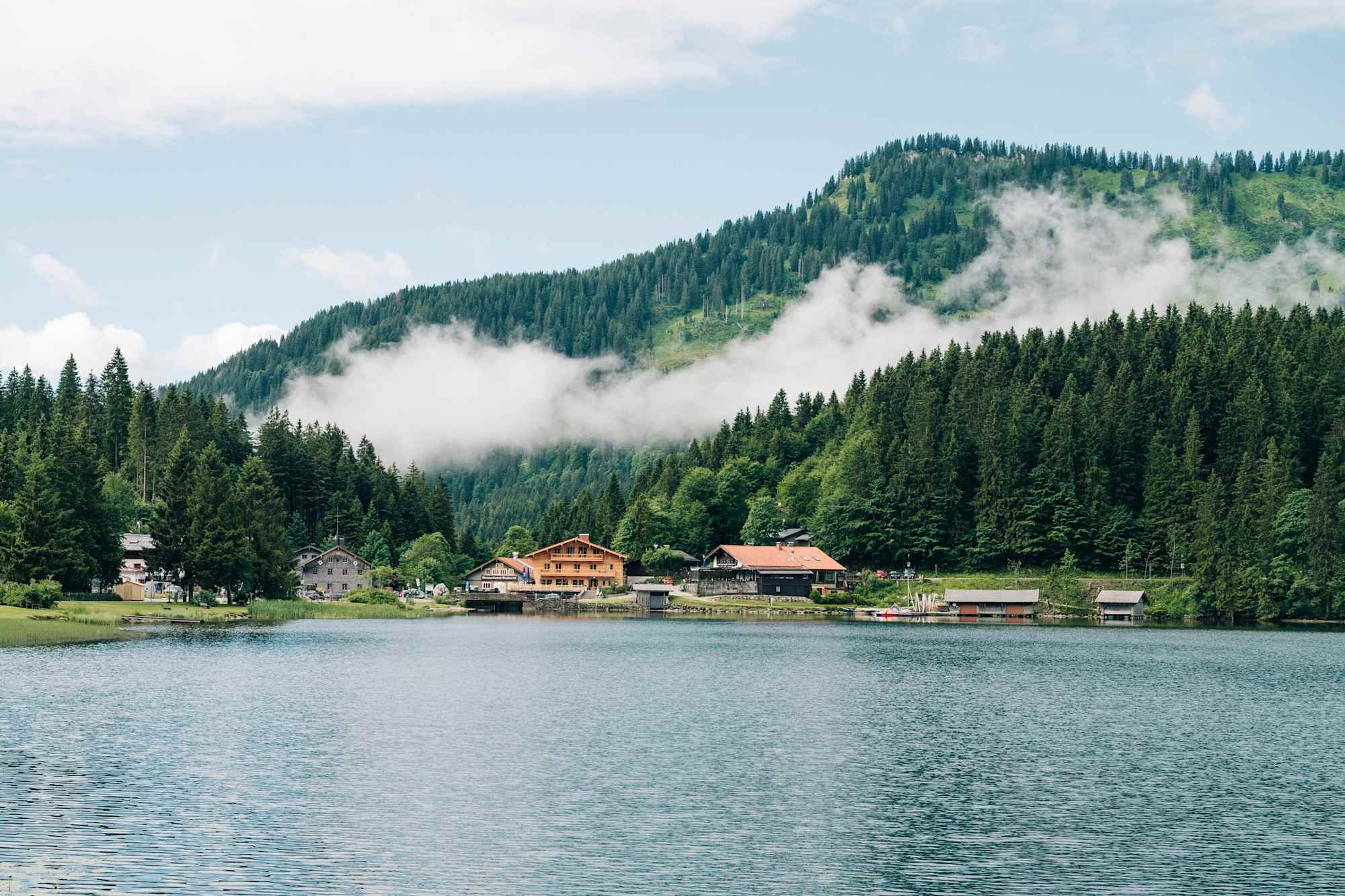 Die Wanderung zum Taubensteinhaus beginnt am Spitzingsee
