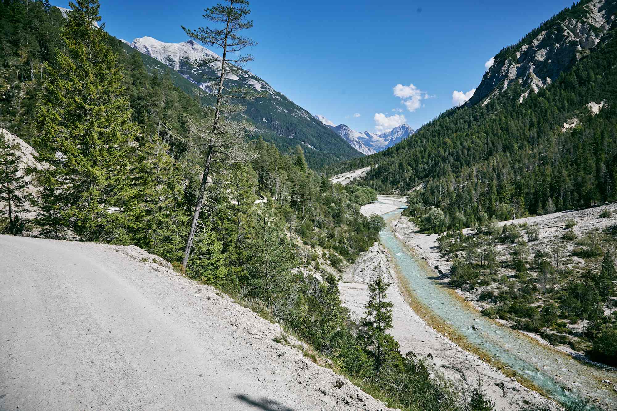Von Scharnitz geht es entlang der Isar Richtung Karwendelhaus.