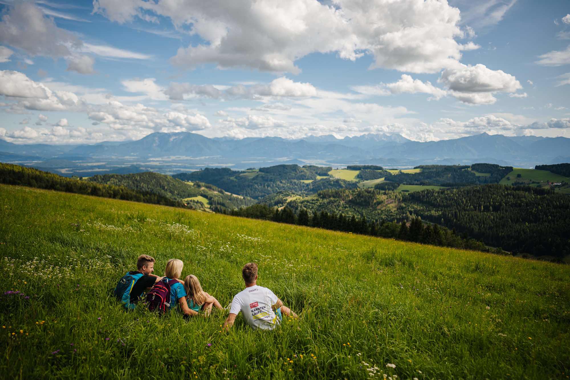 Die Aussicht am Panoramaweg Diex genießen.