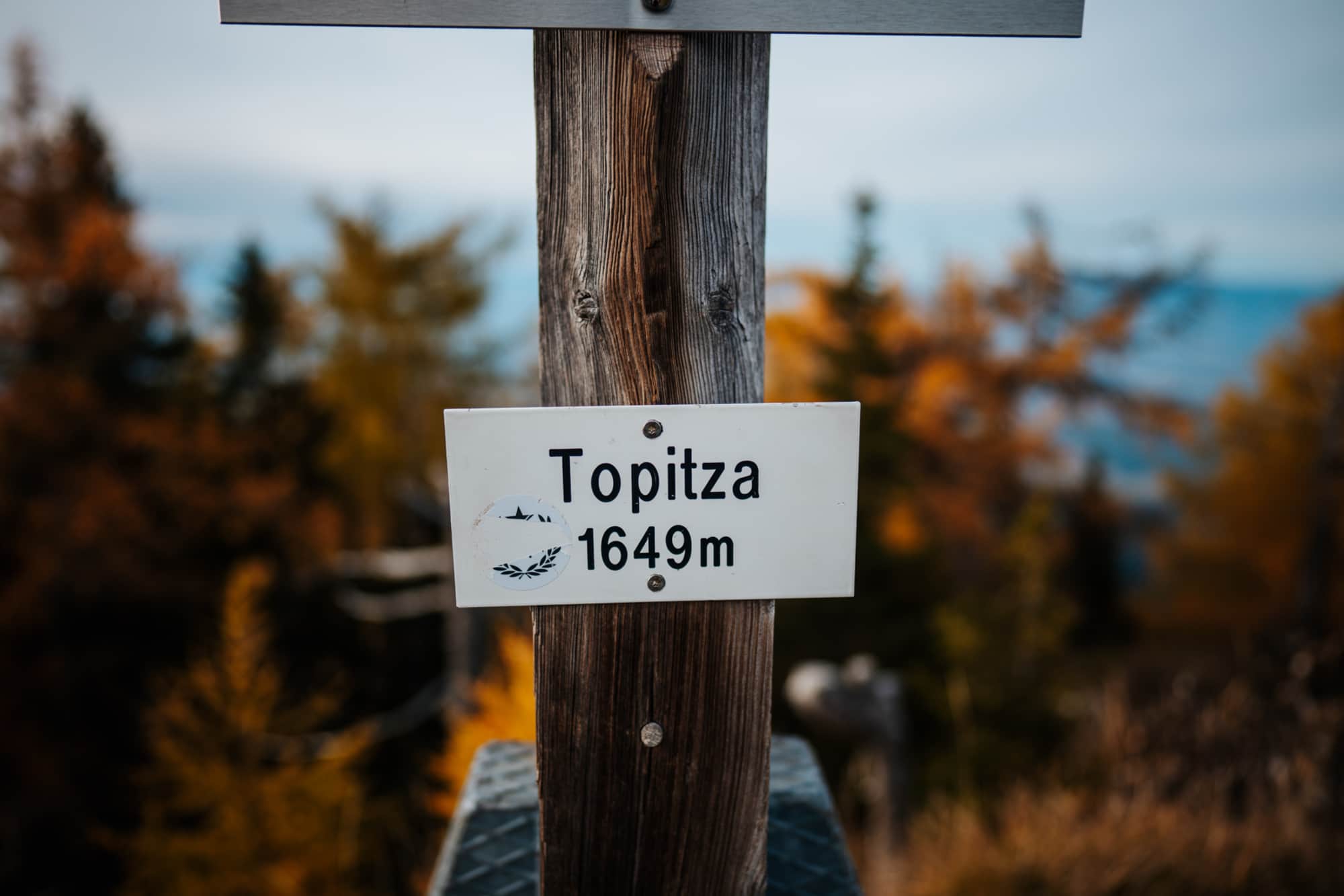 Höhenangabe am Gipfelkreuz der Topitza