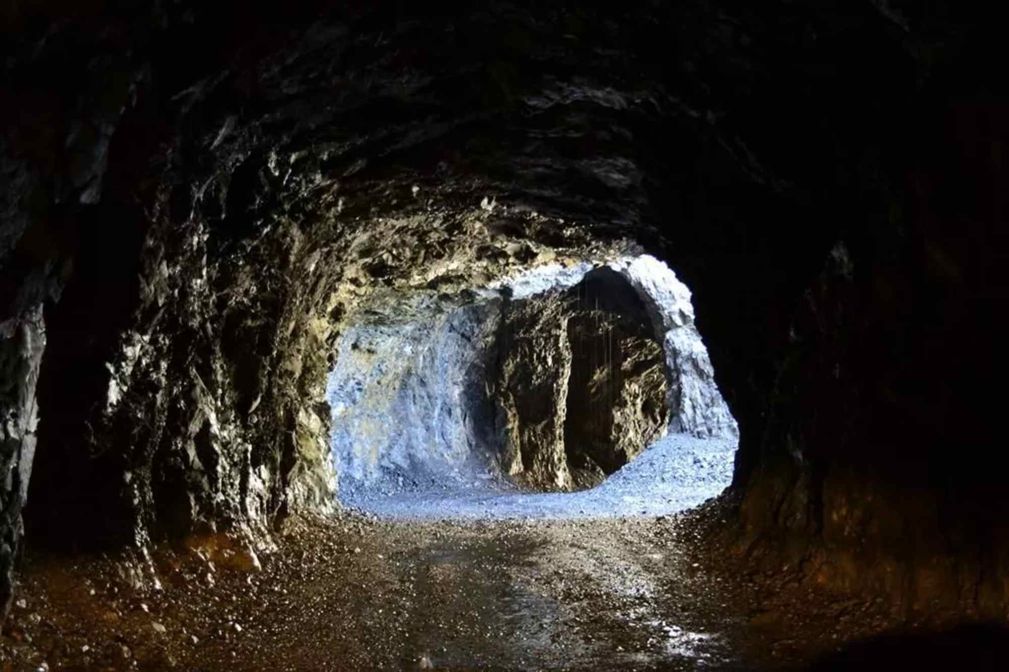 Felsentunnel am Weg zur Sulzlalm