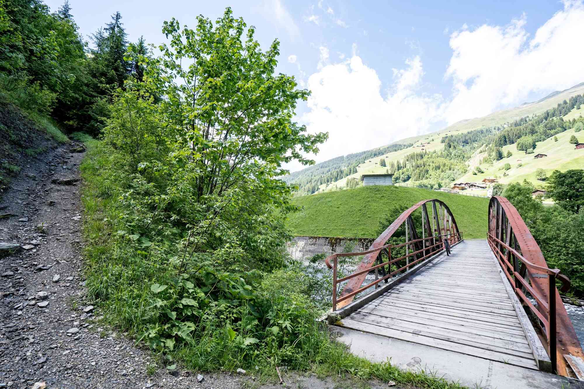 Die Chilchawald-Brücke bei Safien Platz