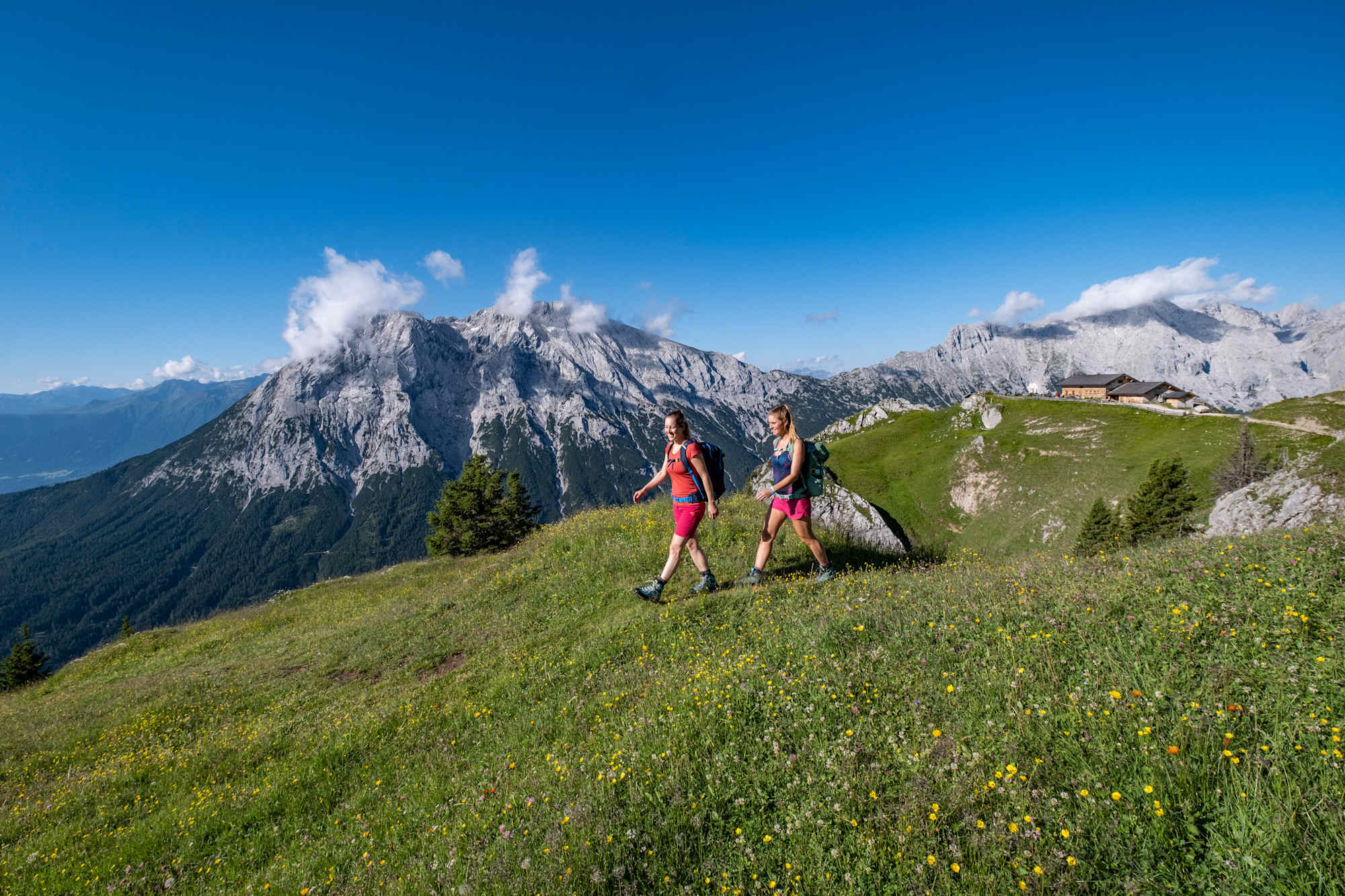 Wanderinnen bei der Rotmoosalm - im Hintergrund Hohe Munde und Hohe Wand