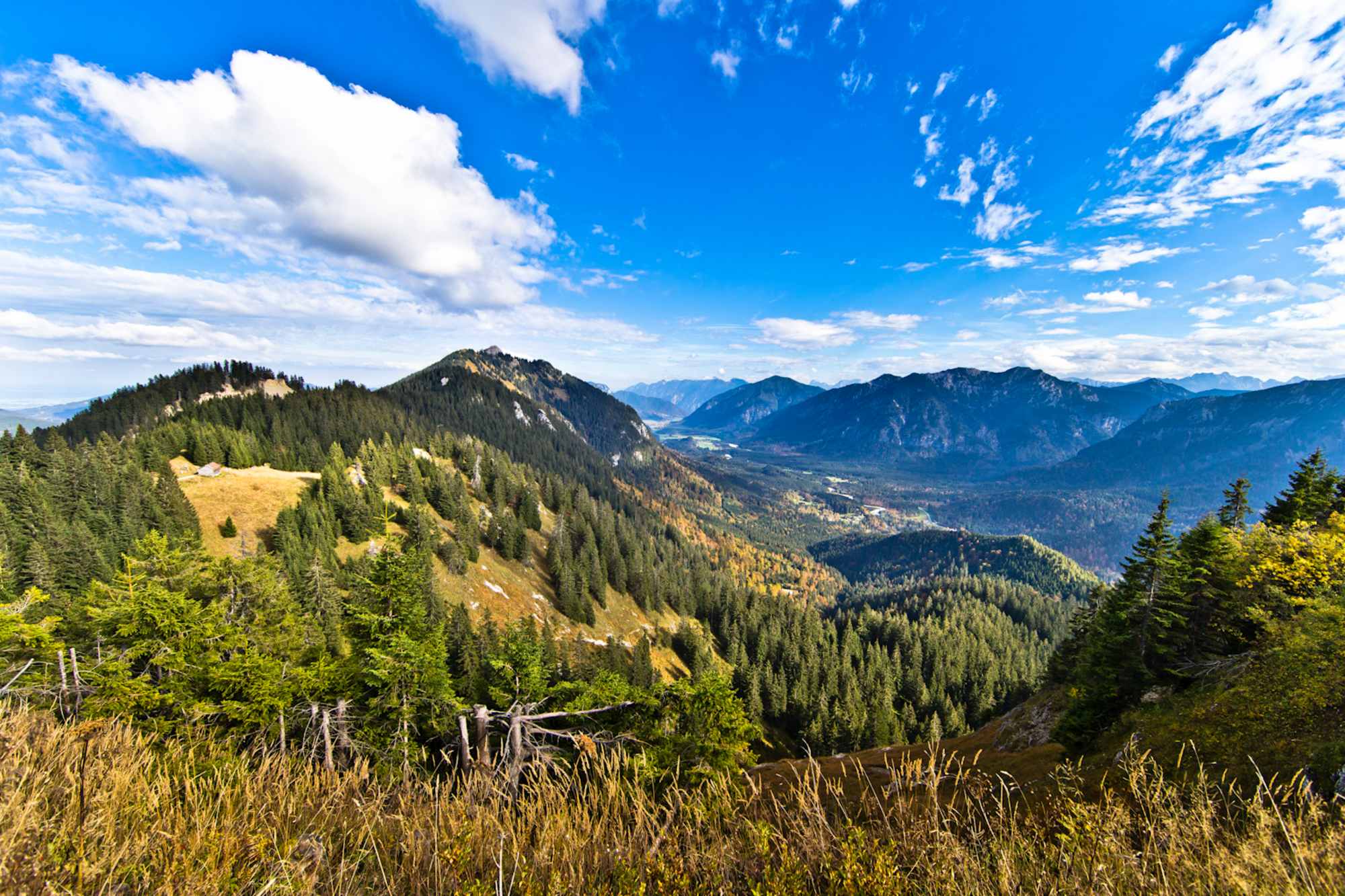 Blick vom Brunnenkopf ins Graswangtal