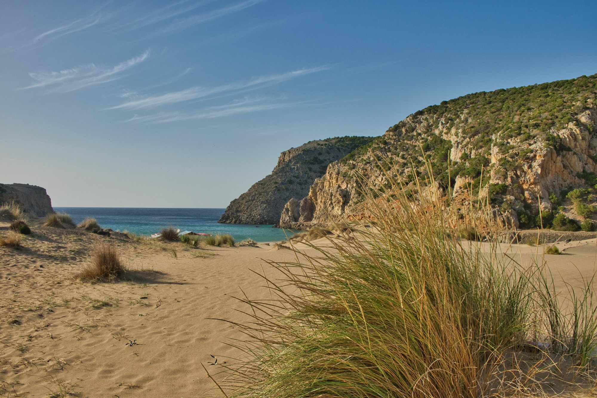 Der Sandstrand an der Cala Domestica