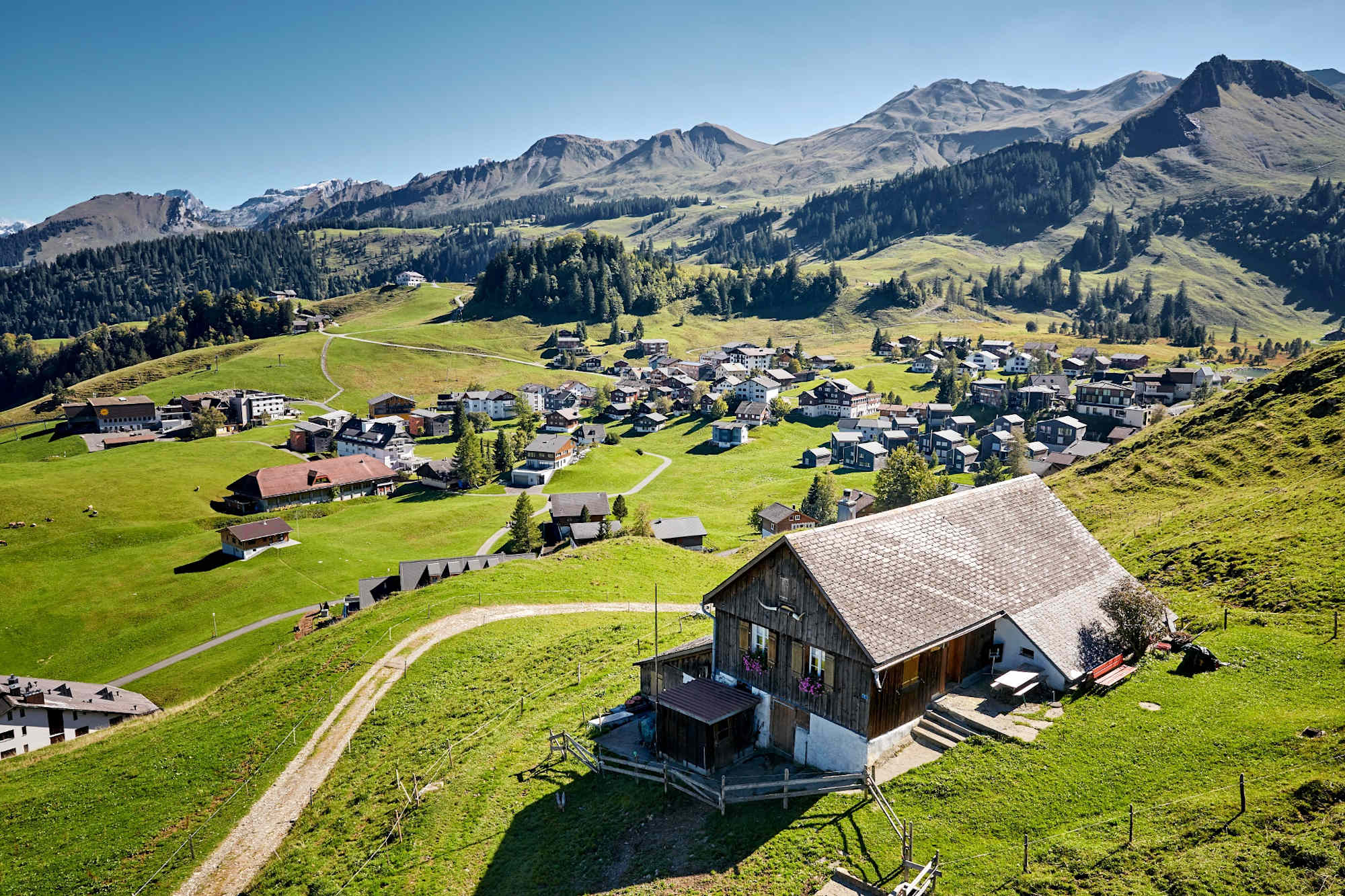 Blick auf Dorf Stoos vom Sessellift Fronalpstock