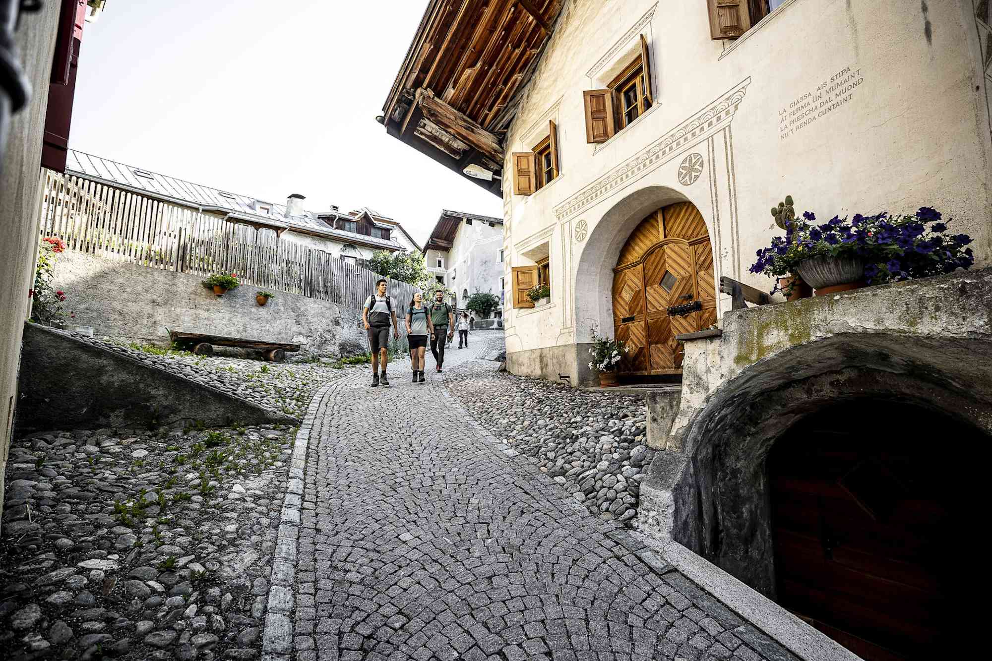 Durch das Dorf Sent schlendern