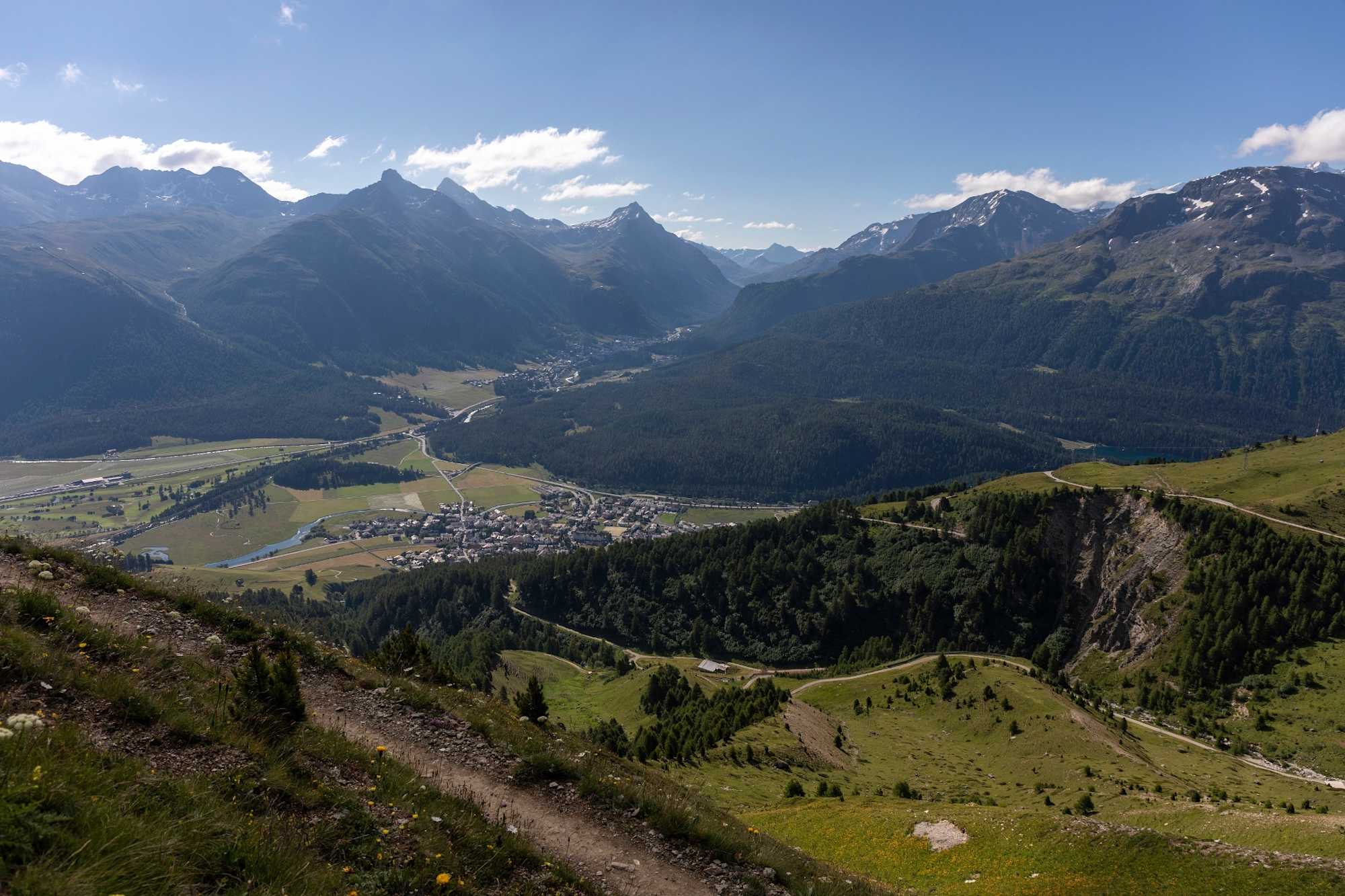 Blick runter auf die Dörfer Celerina und Pontresina