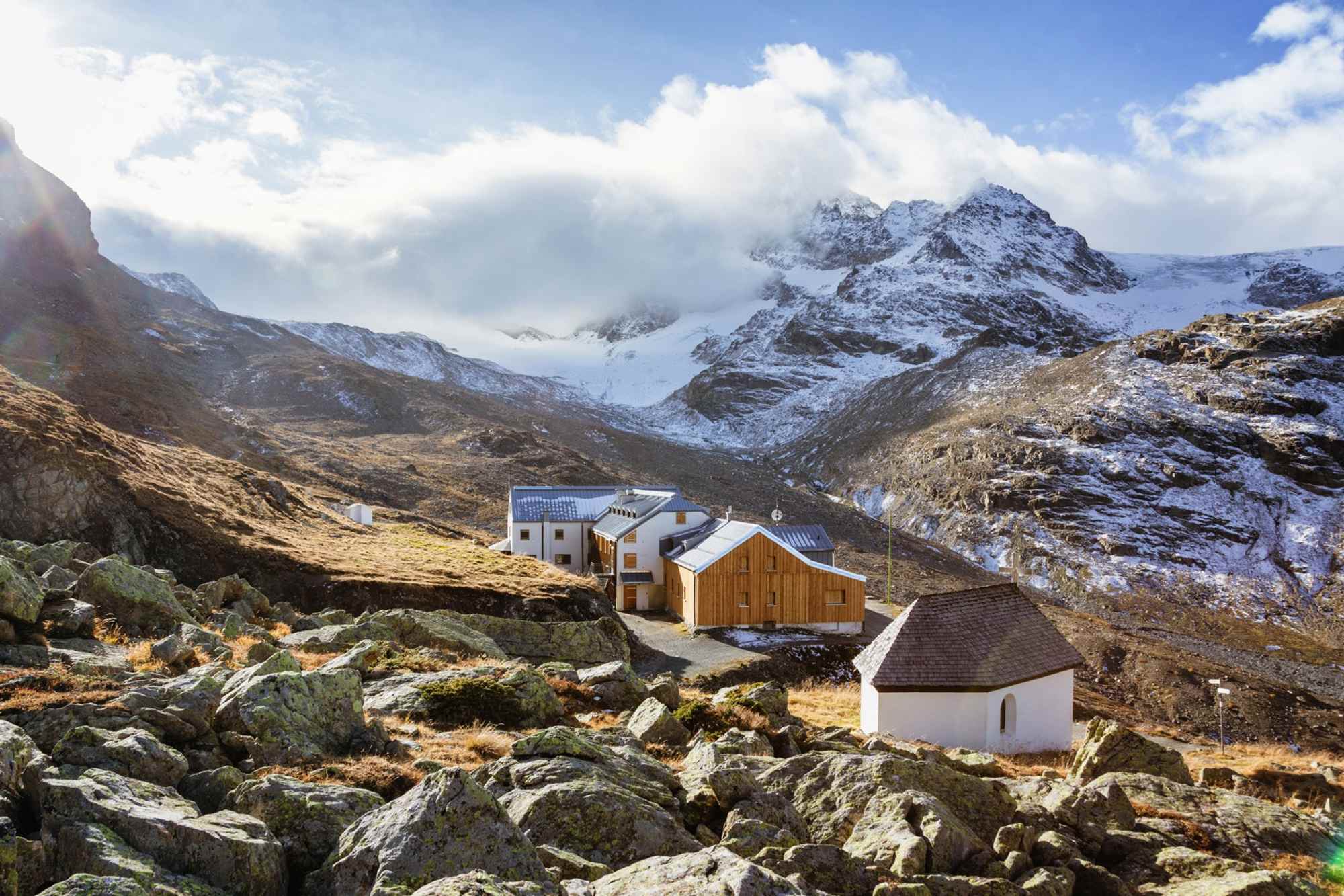 Die Wiesbadener Hütte in der hochalpinen Gebirgslandschaft der Silvretta