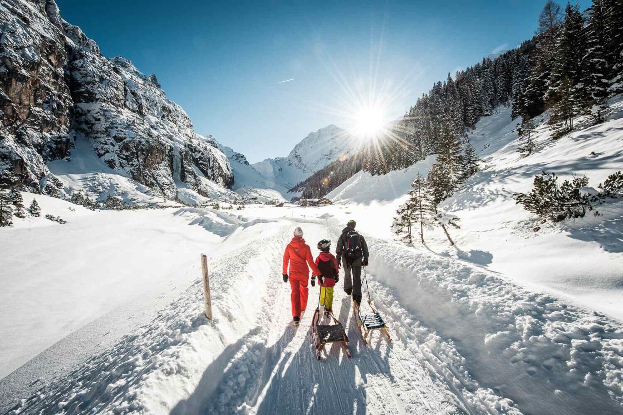Winterwandern im Pinnistal im Stubaital in Tirol.