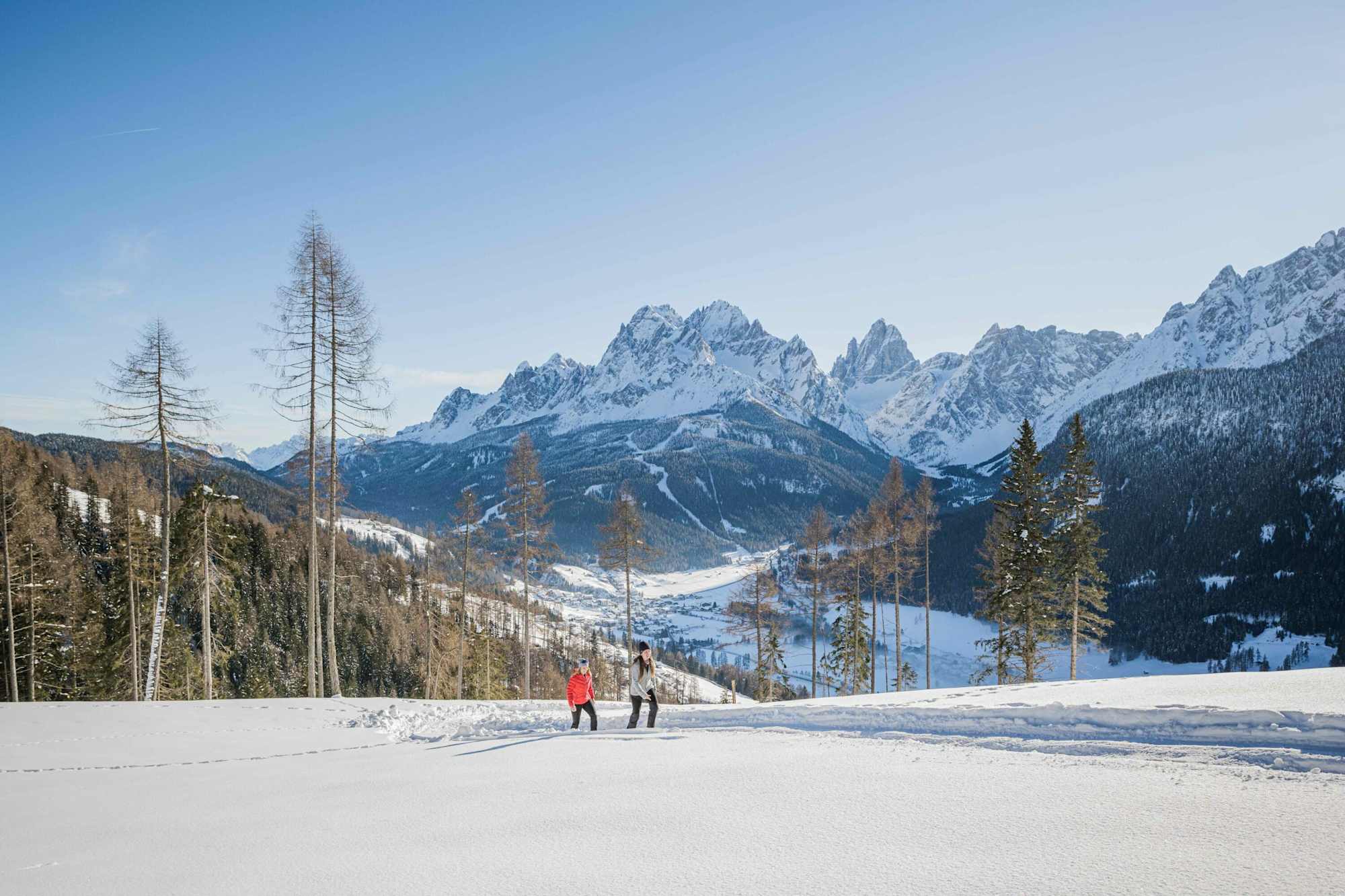 Winterwanderung am Besinnungsweg zur Waldkapelle bei Sexten.