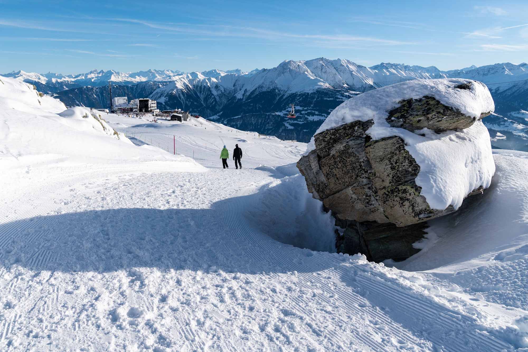 Man wandert in einer traumhaften Landschaft