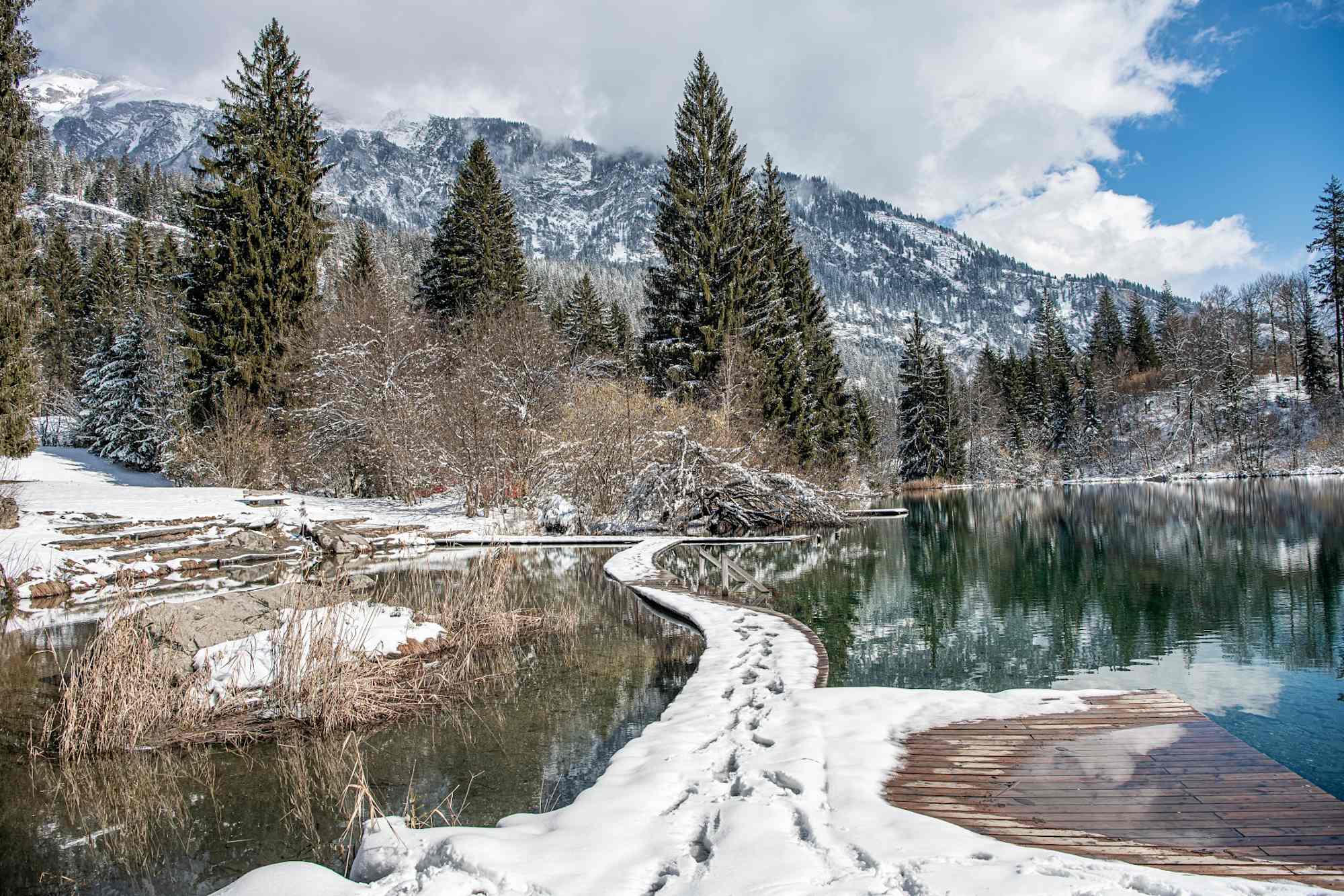 Die Wanderung führt am Crestasee vorbei.