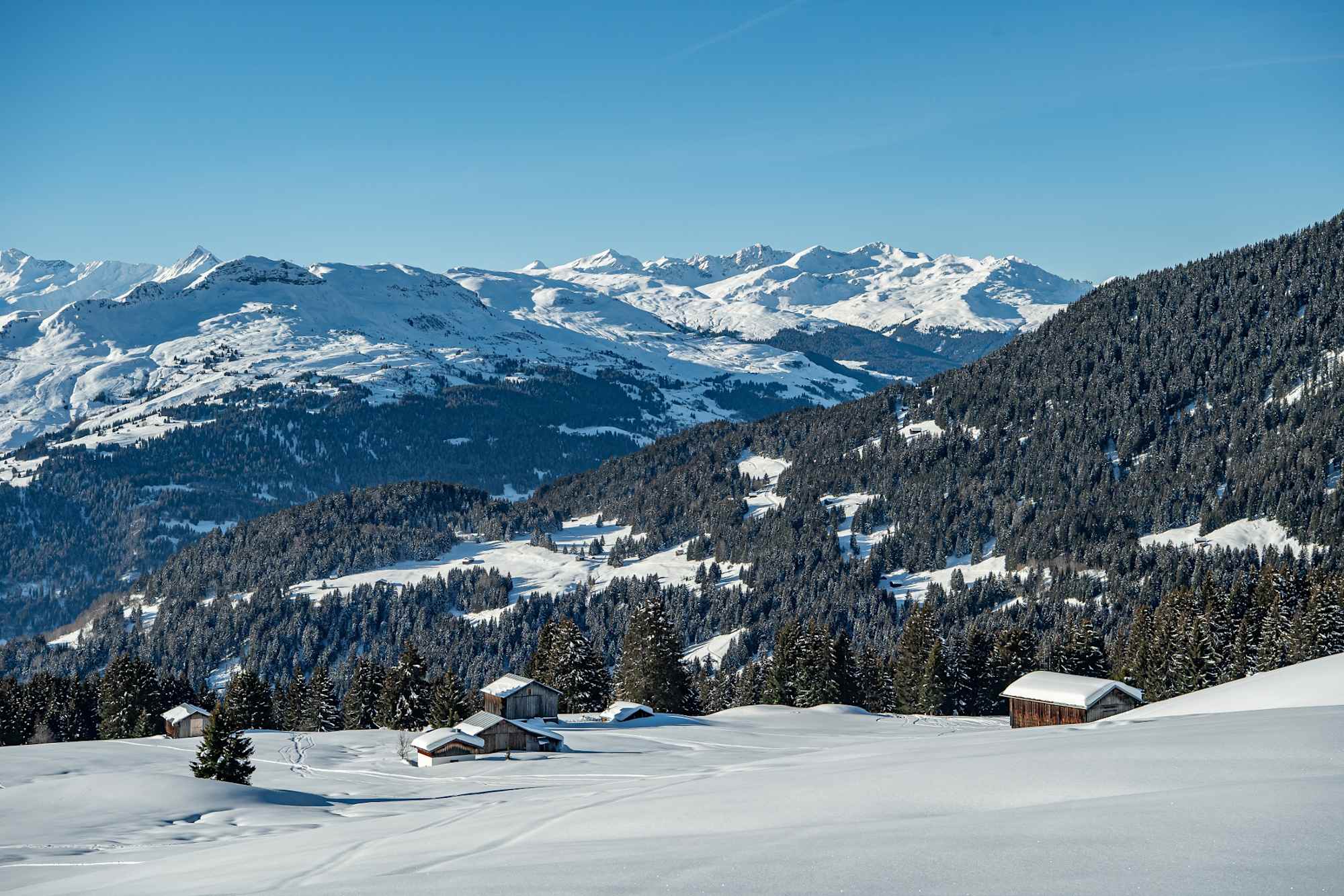 Sonnig und aussichtsreich führt die Tour ins Tal